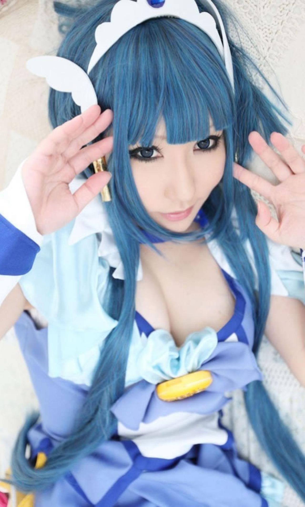 SAKU光之美少女雪城乃香两只手放在脸部旁，作猫的姿势