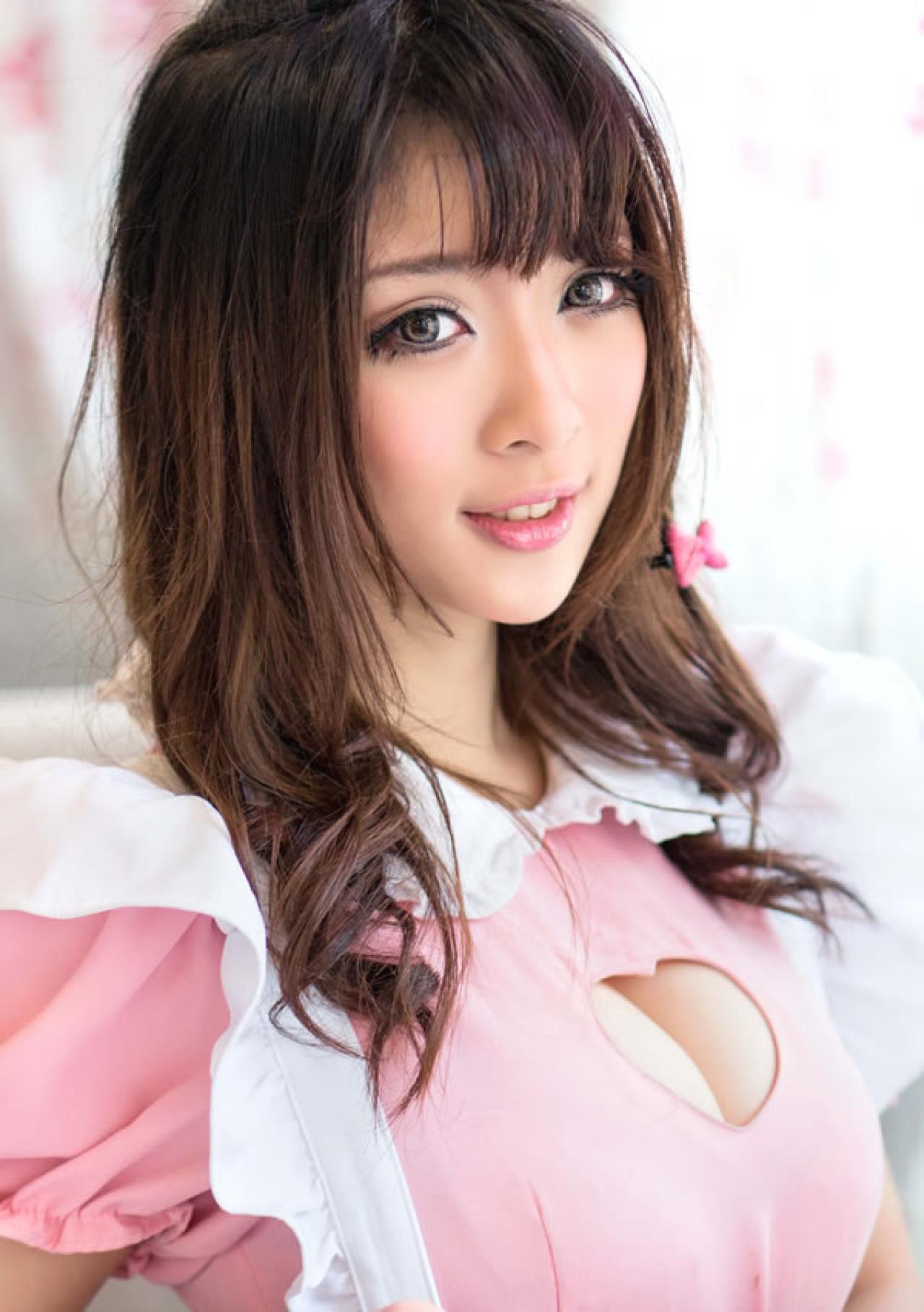 粉衣女仆棕色卷发，带着发饰的正面摆拍照