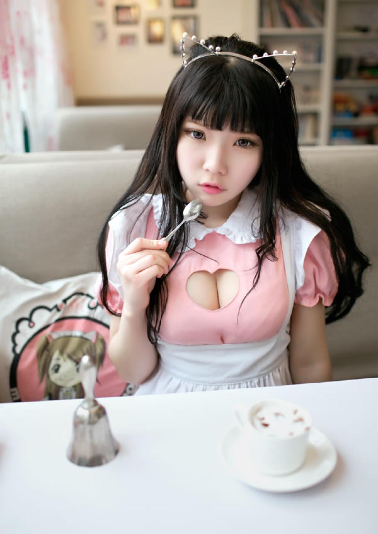 小圆粉衣女仆拿着小勺子