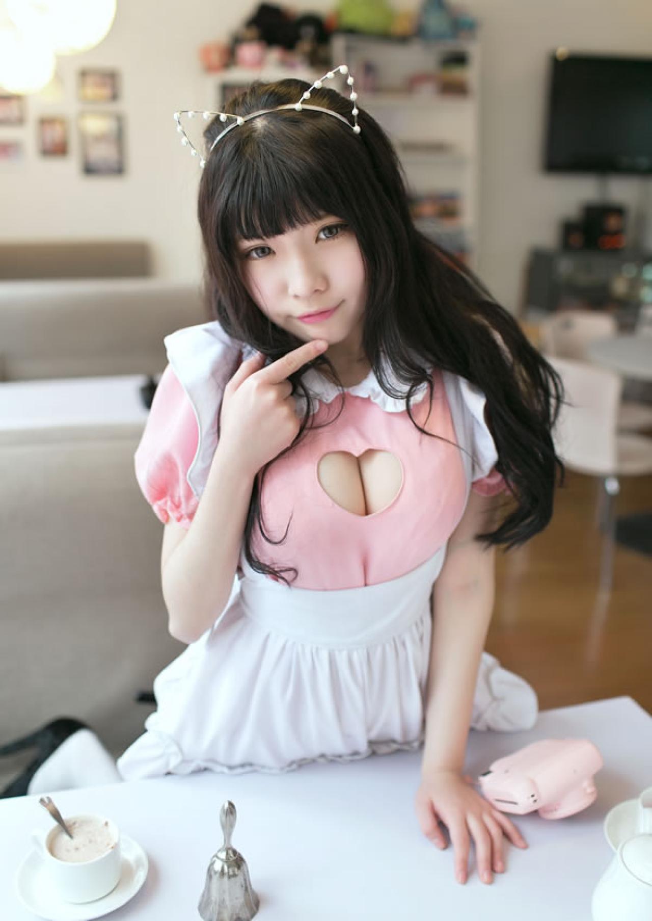 小圆粉衣女仆扶着餐桌坏坏的思考状