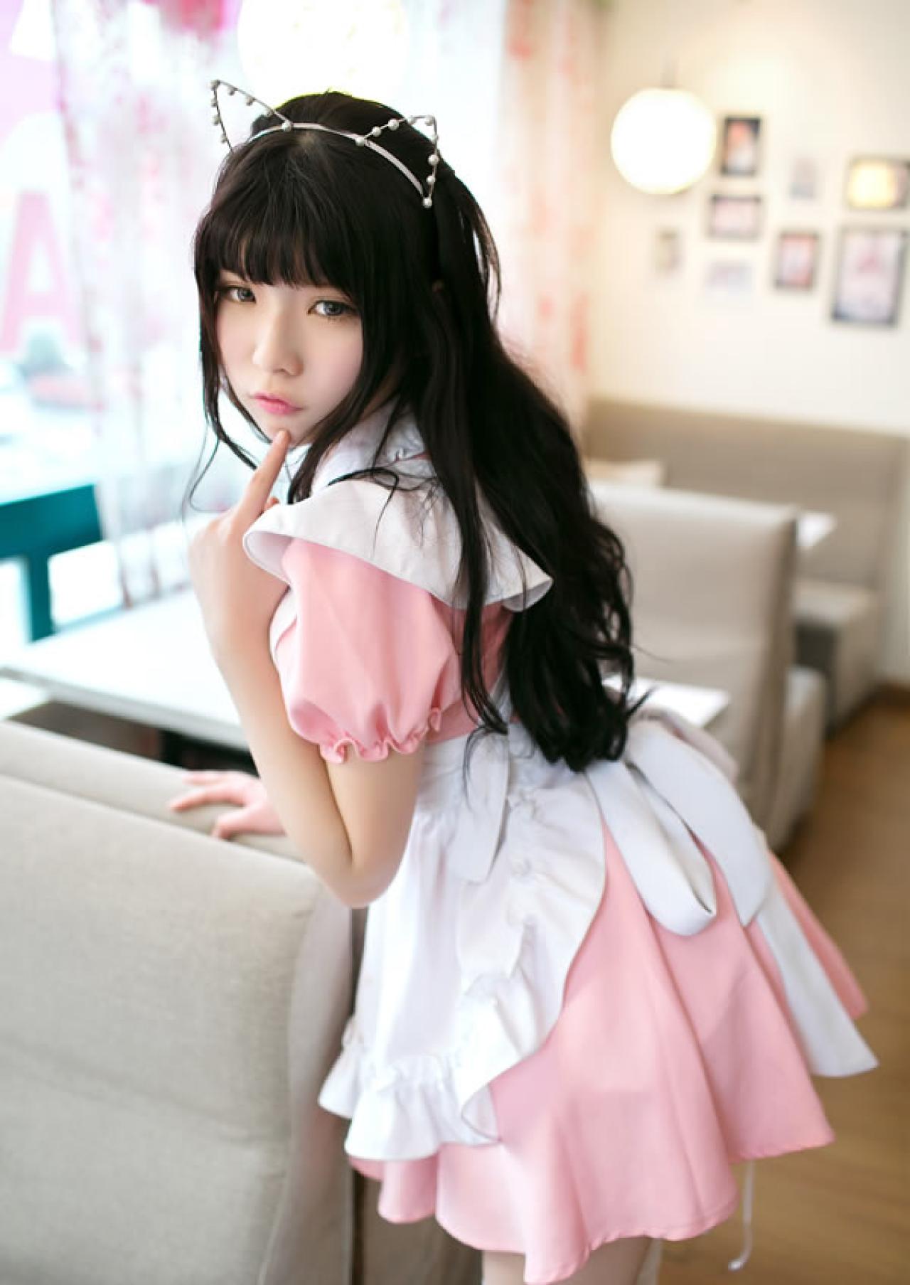 小圆粉衣女仆扶着沙发，后背对着镜头