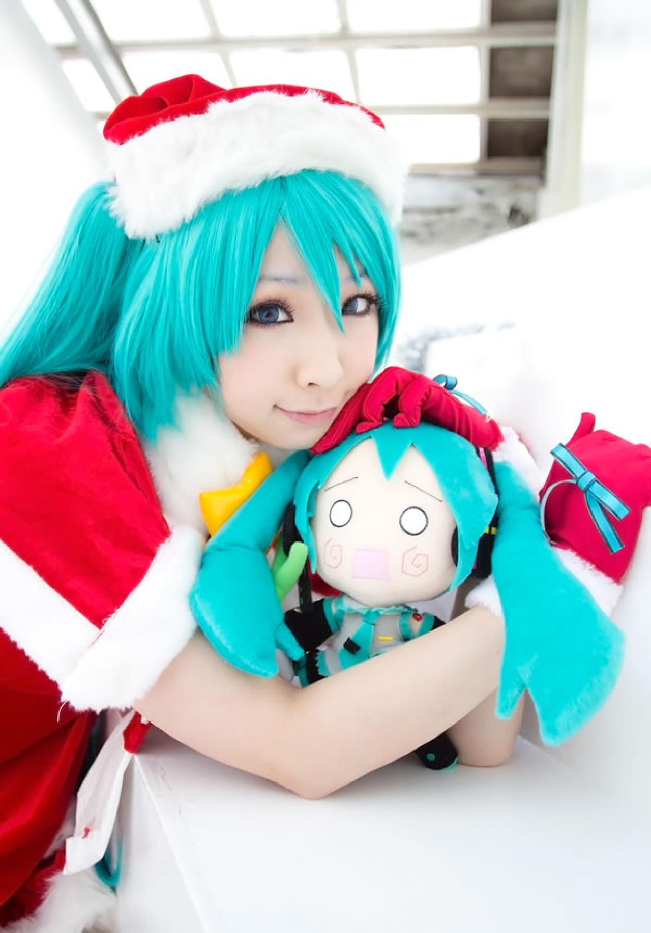 Miiko穿着初音圣诞礼服搂着小葱娘玩具的样子