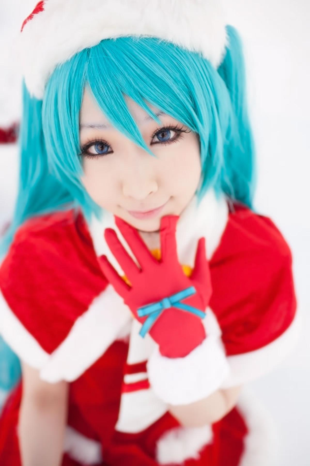 Miiko穿着初音圣诞礼服手掌抵住下吧，作卖萌思考状