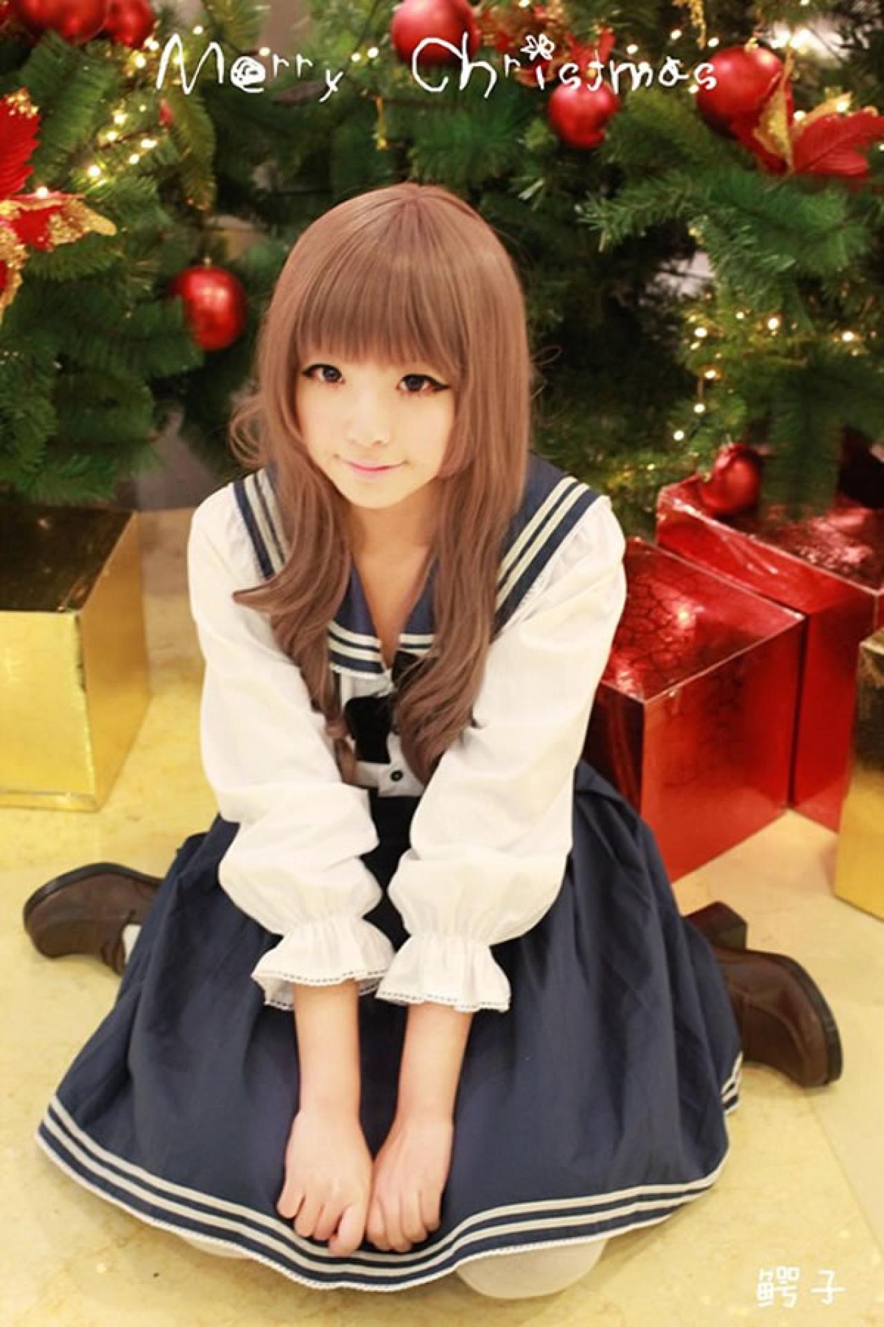 鳄子在圣诞树旁给大家祝福