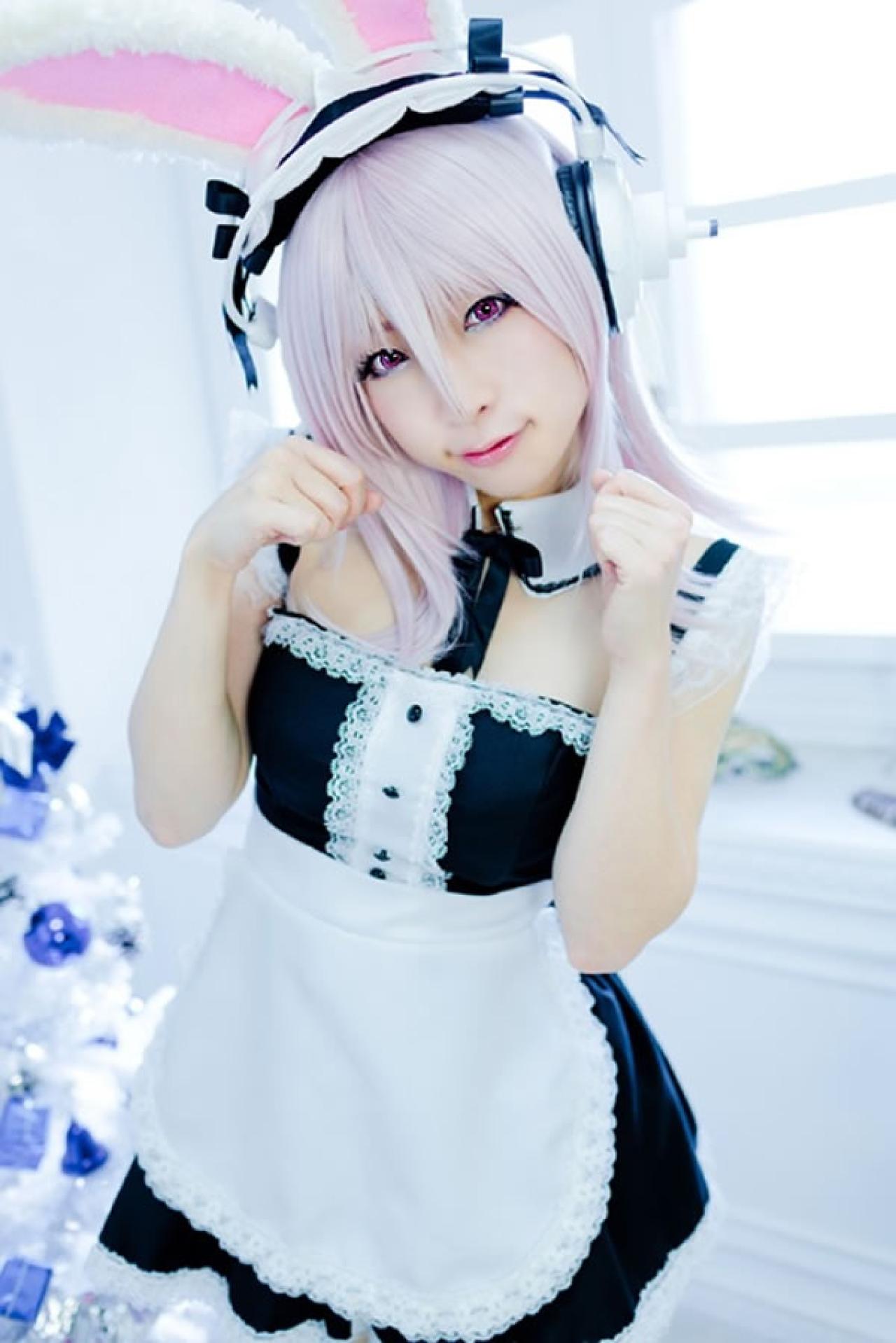 K@ori 扮演超级索尼子穿着黑色女仆装戴兔耳朵，作小猫手势