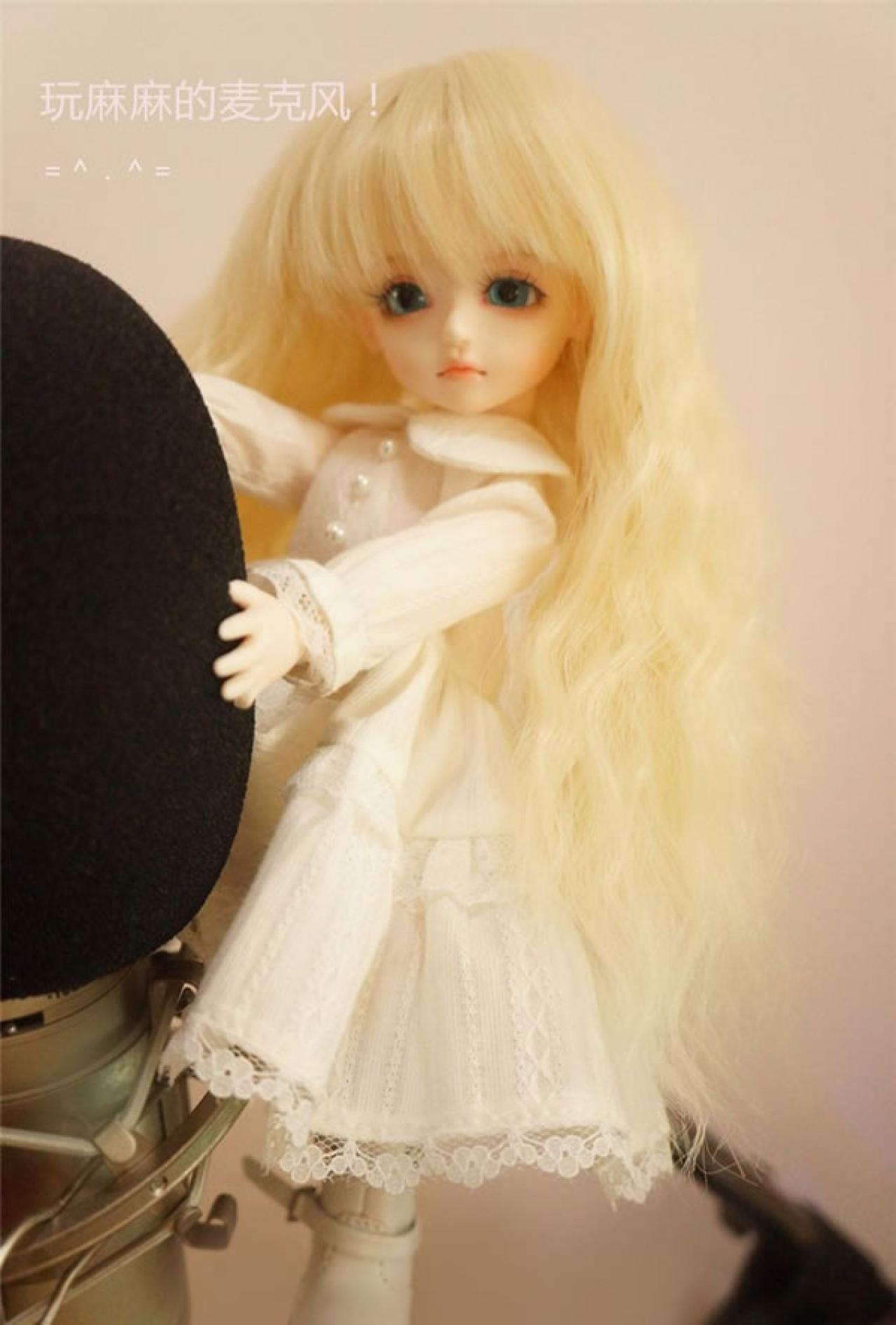 魚不喜的SD娃娃喜儿玩妈咪麦克风的样子