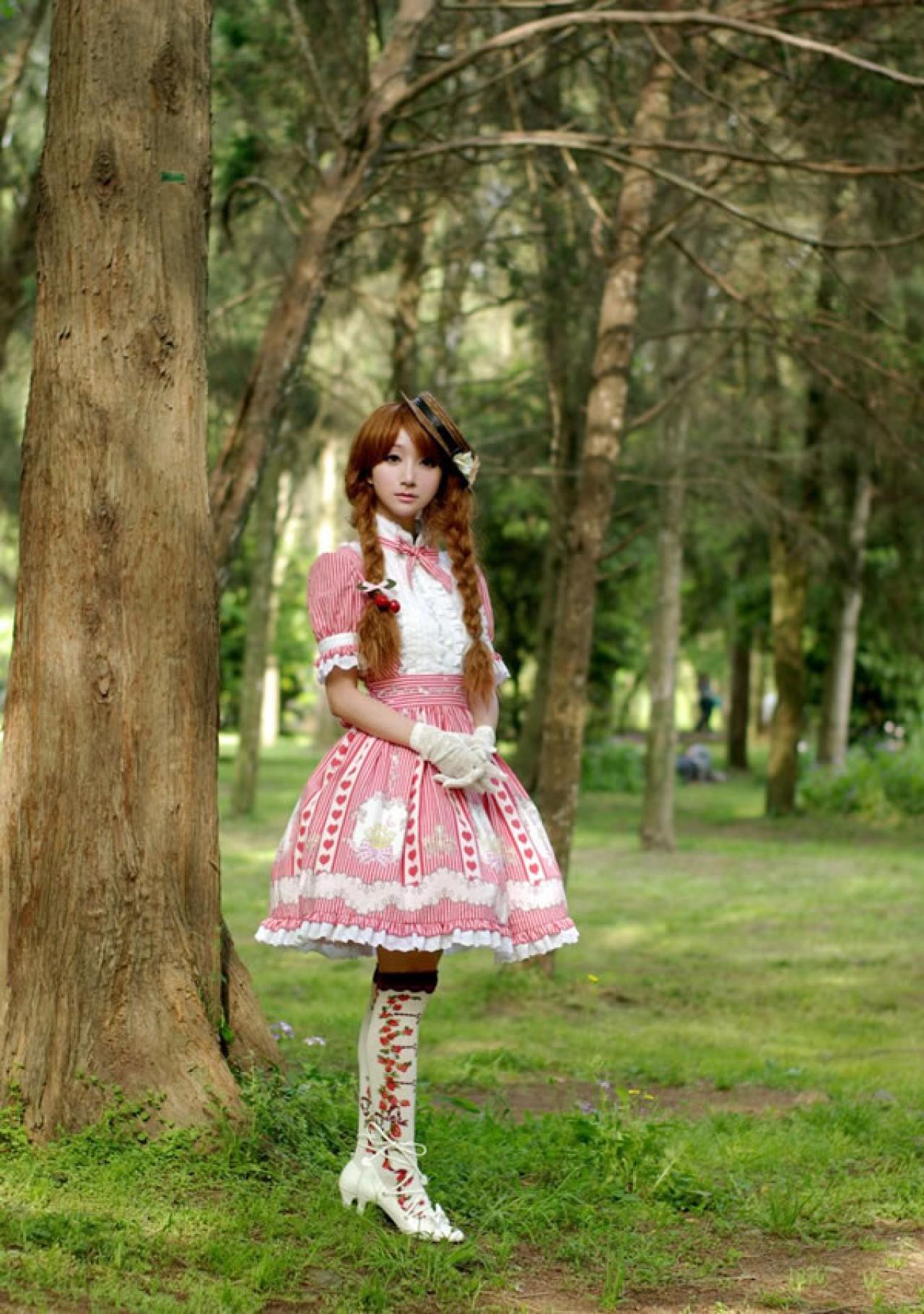 琥珀牙牙穿着粉色裙子戴着黑色帽子春天主题摆拍03