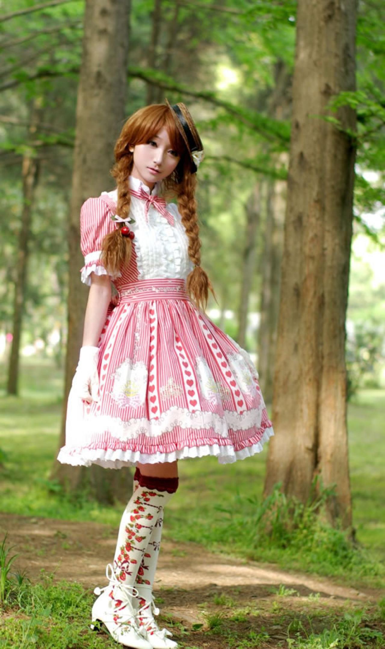 琥珀牙牙穿着粉色裙子戴着黑色帽子春天主题摆拍04