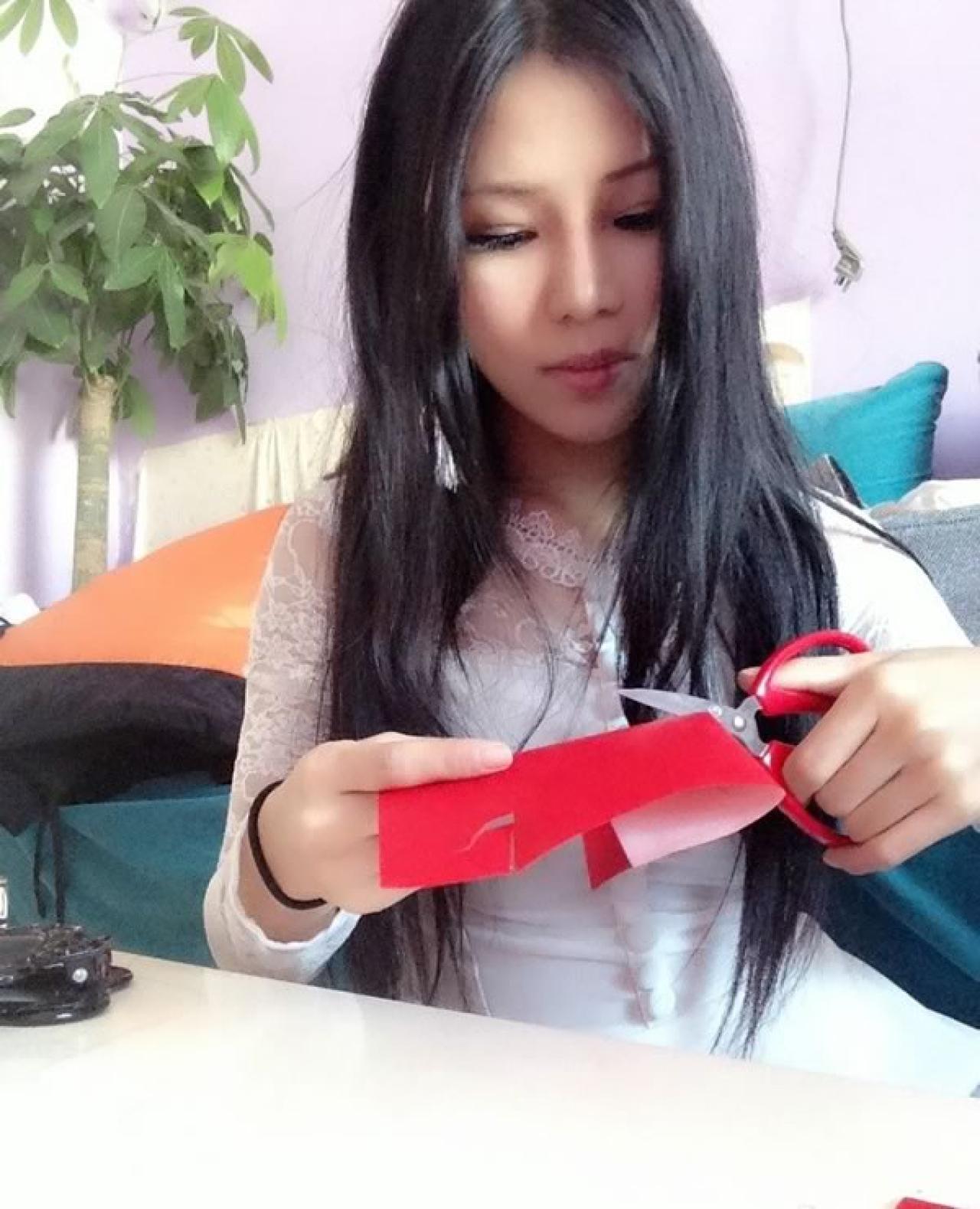 剪纸西施波波bobi穿白色衬衫正在剪纸