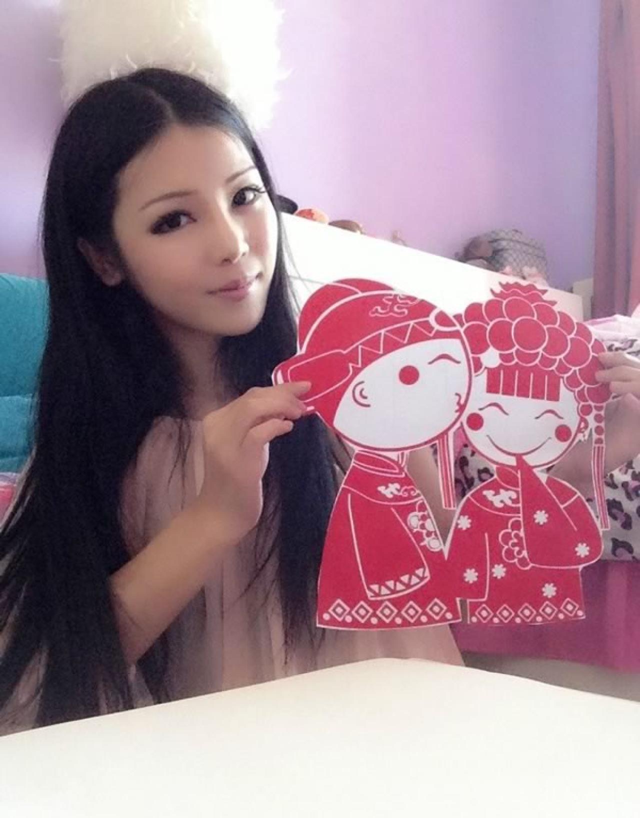 剪纸西施波波bobi穿橘红色半透丝纱和剪纸恭喜新婚的合影