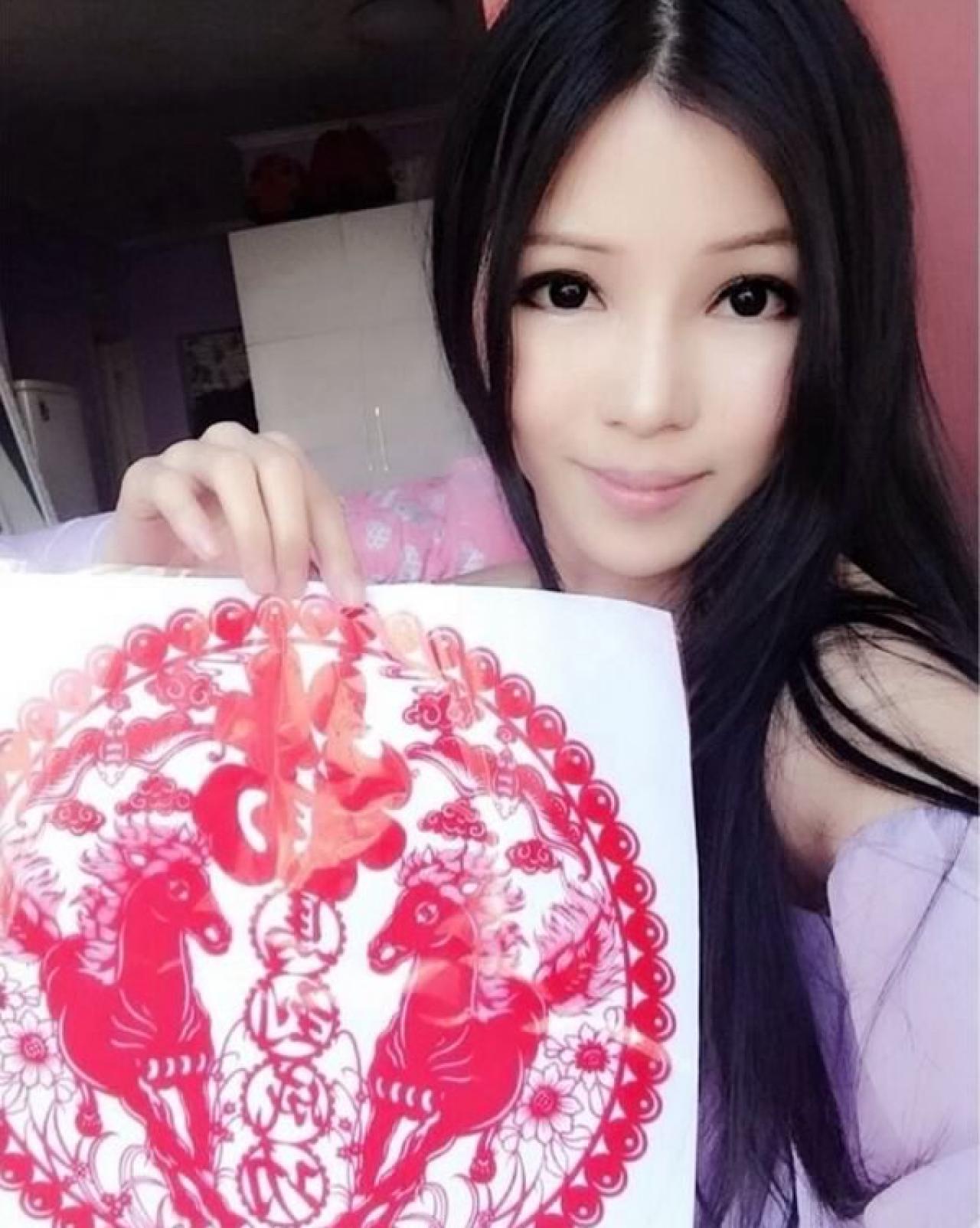 剪纸西施波波bobi穿紫色抹胸裙和剪纸作品马到成功的合影