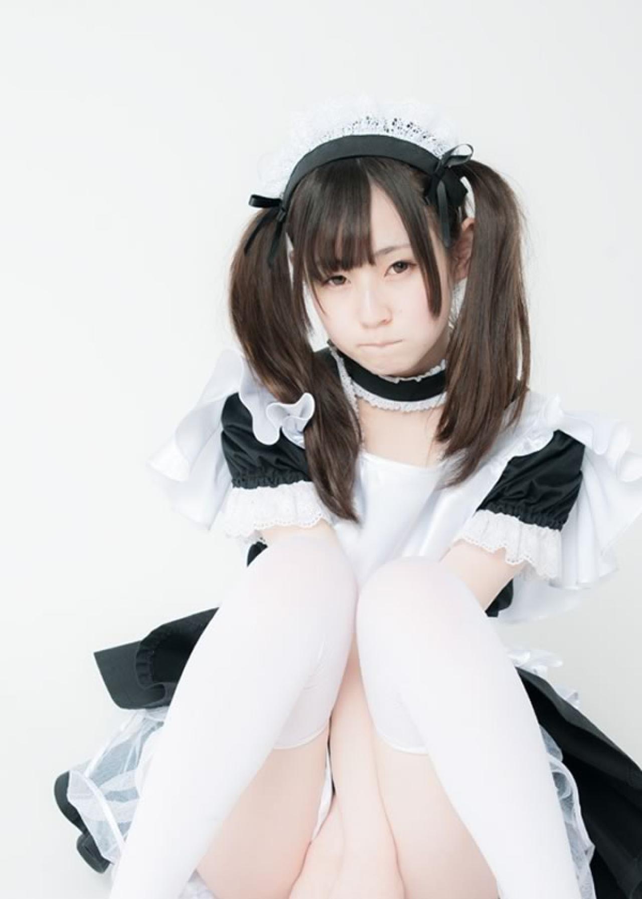 小鸟依人的双马尾黑衣女仆坐在地上咬紧嘴唇的样子