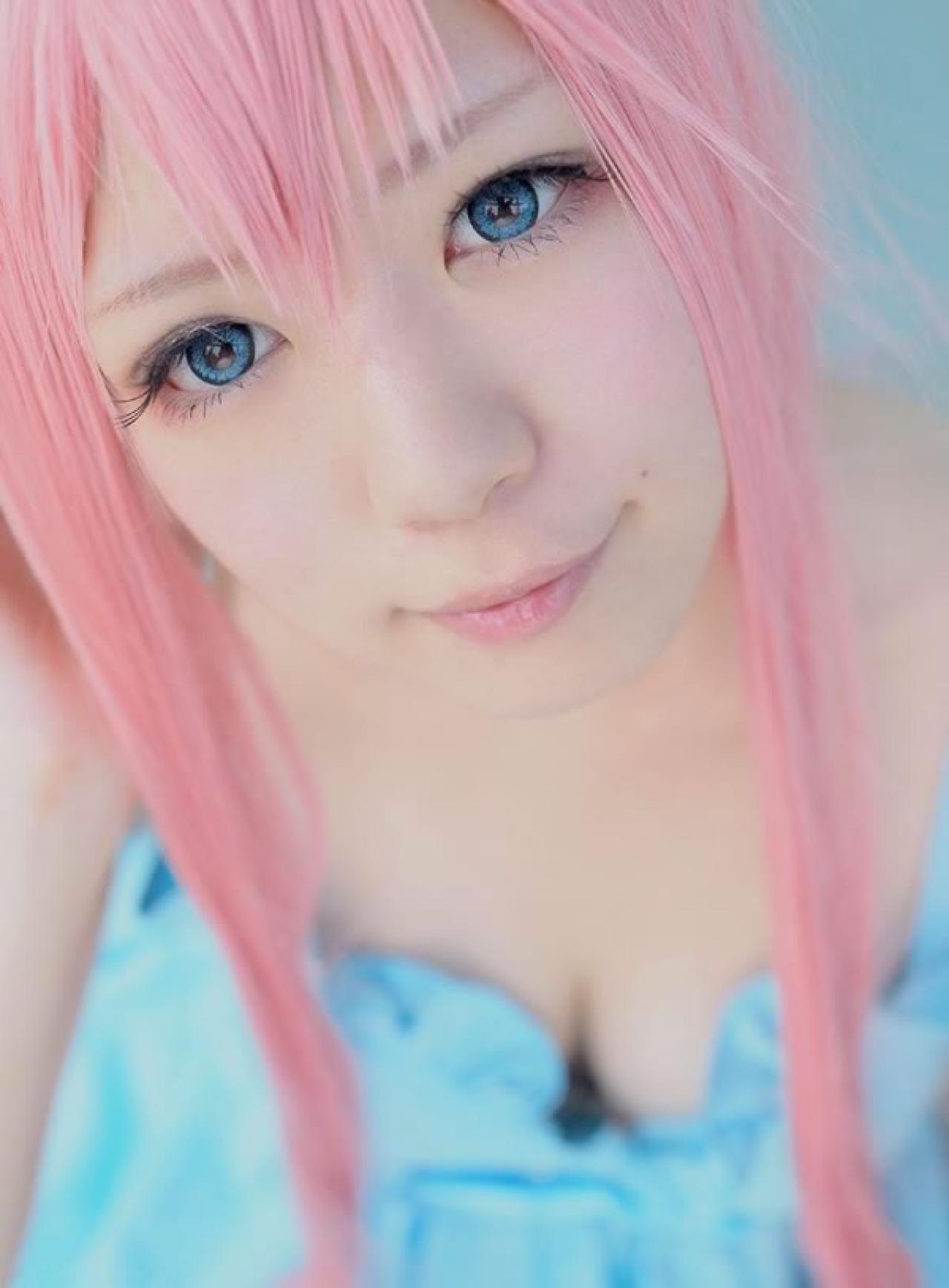 Miyabi粉色短发身穿淡蓝色短裙扮演巡音露卡脸部特写