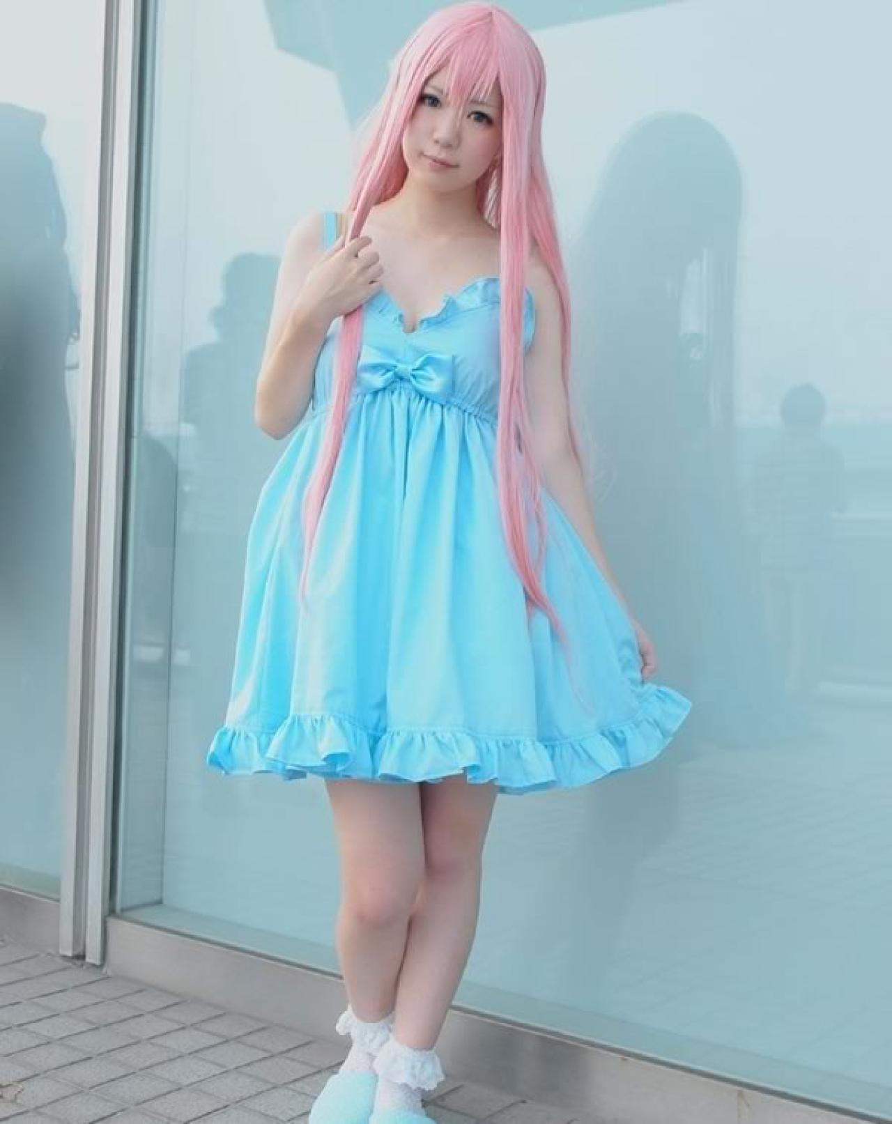 Miyabi粉色短发身穿淡蓝色短裙扮演巡音露卡轻轻撩起裙角