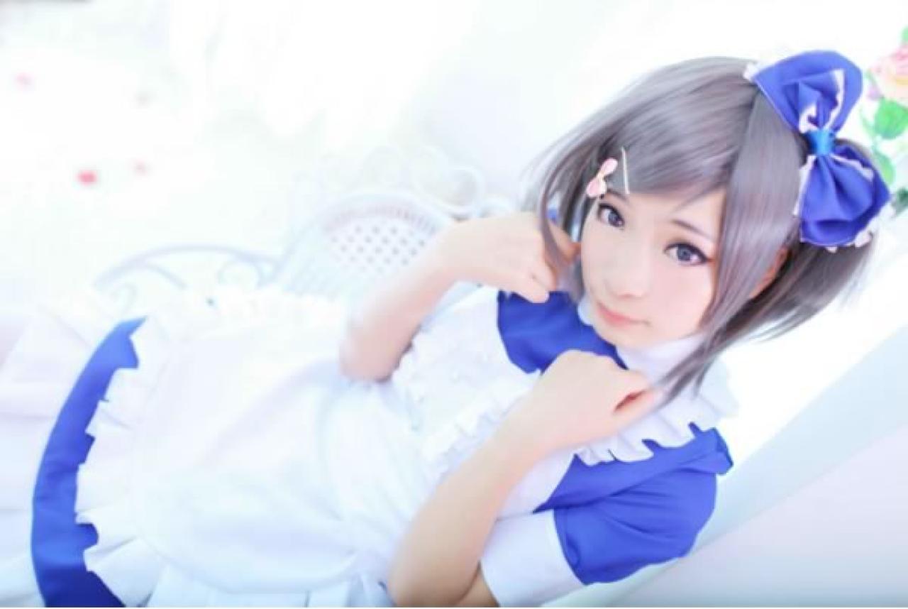spirit凉ryo_囧神穿着蓝色女仆装扮演筒隐月子双手微微握拳放到肩上作小猫卖萌手势