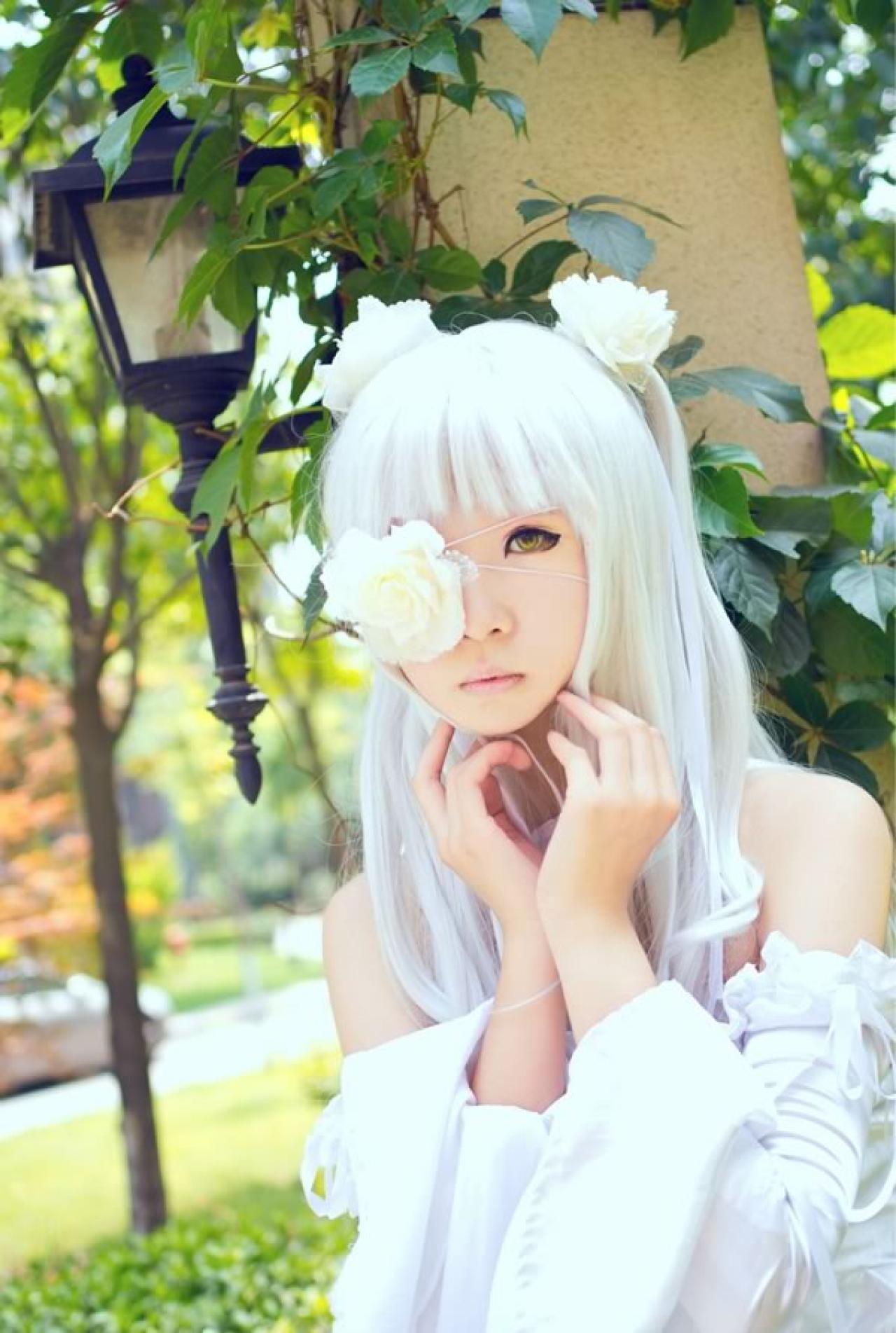 雪华绮晶身穿白色蓓蕾花苞裙双手扶住下巴楚楚可怜的样子