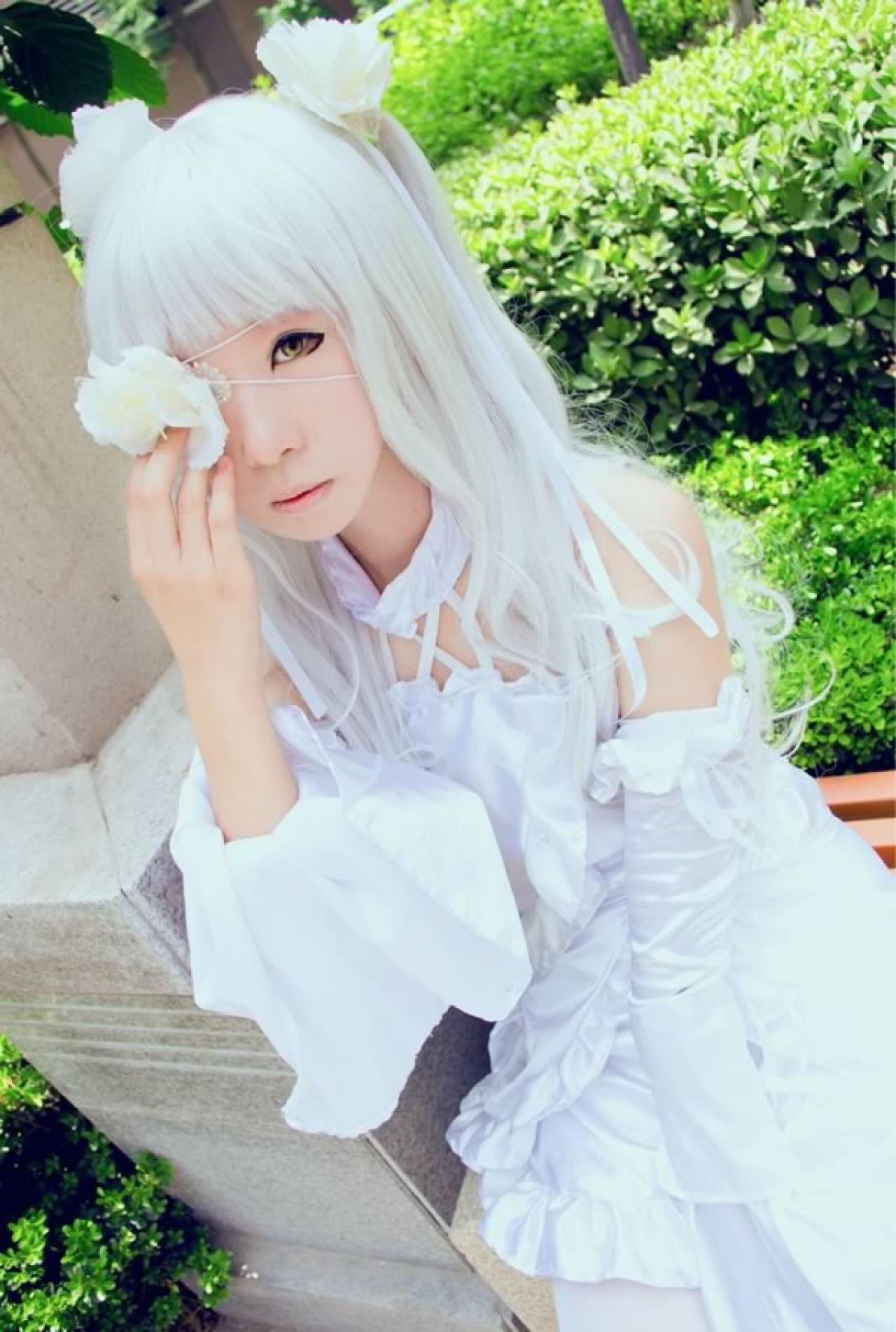 雪华绮晶身穿白色蓓蕾花苞裙右手轻轻按住自己右眼上的白色蔷薇