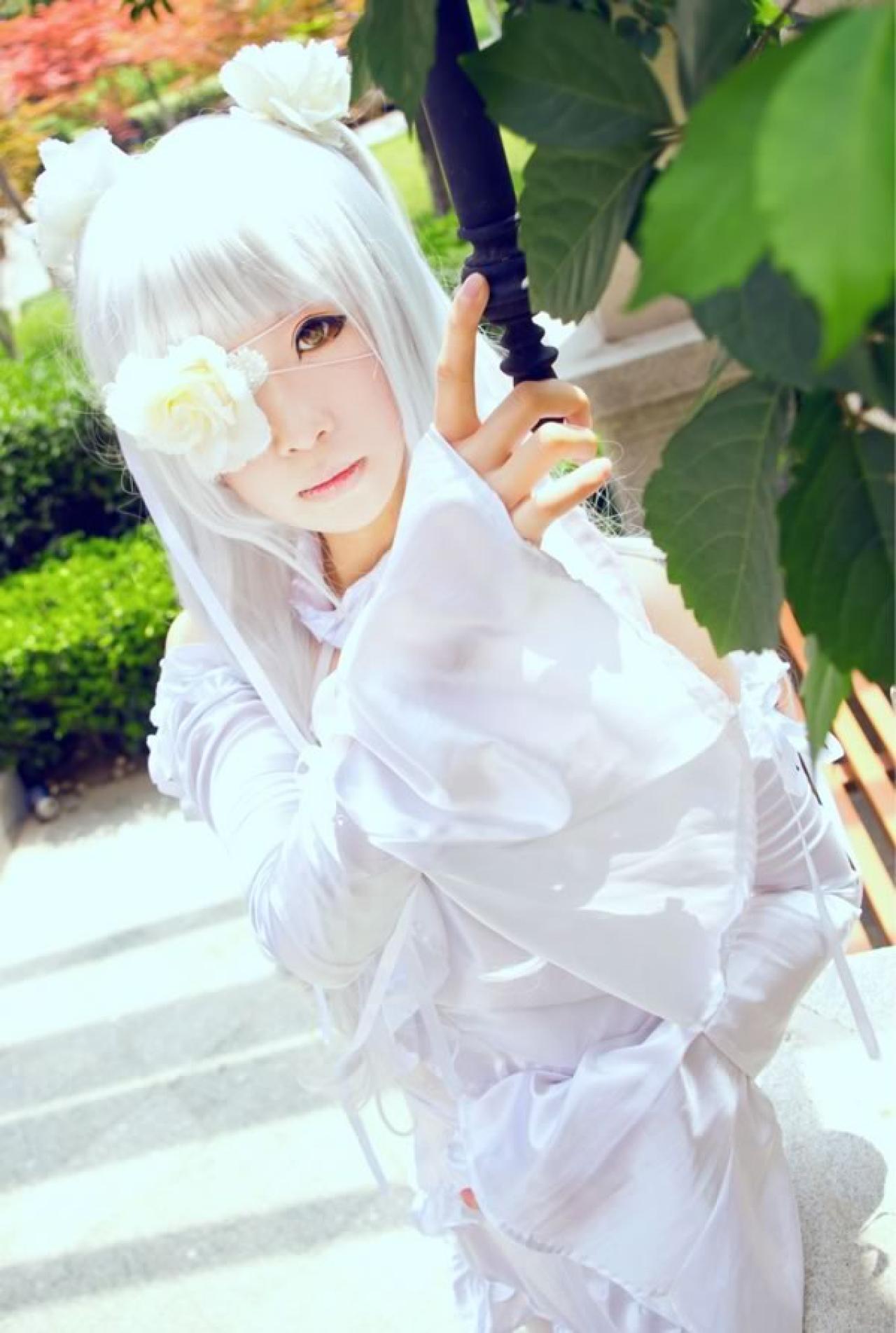 雪华绮晶身穿白色蓓蕾花苞裙用手指不经意的指着某处