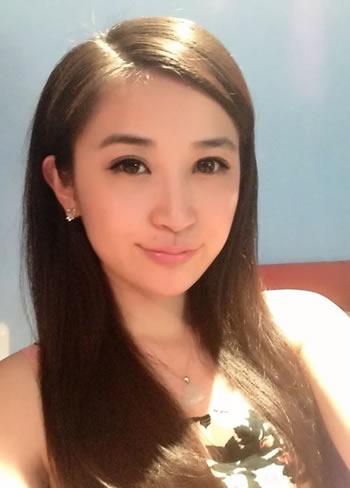 万万没想到小兵过年女主角汪聪一头长发自拍