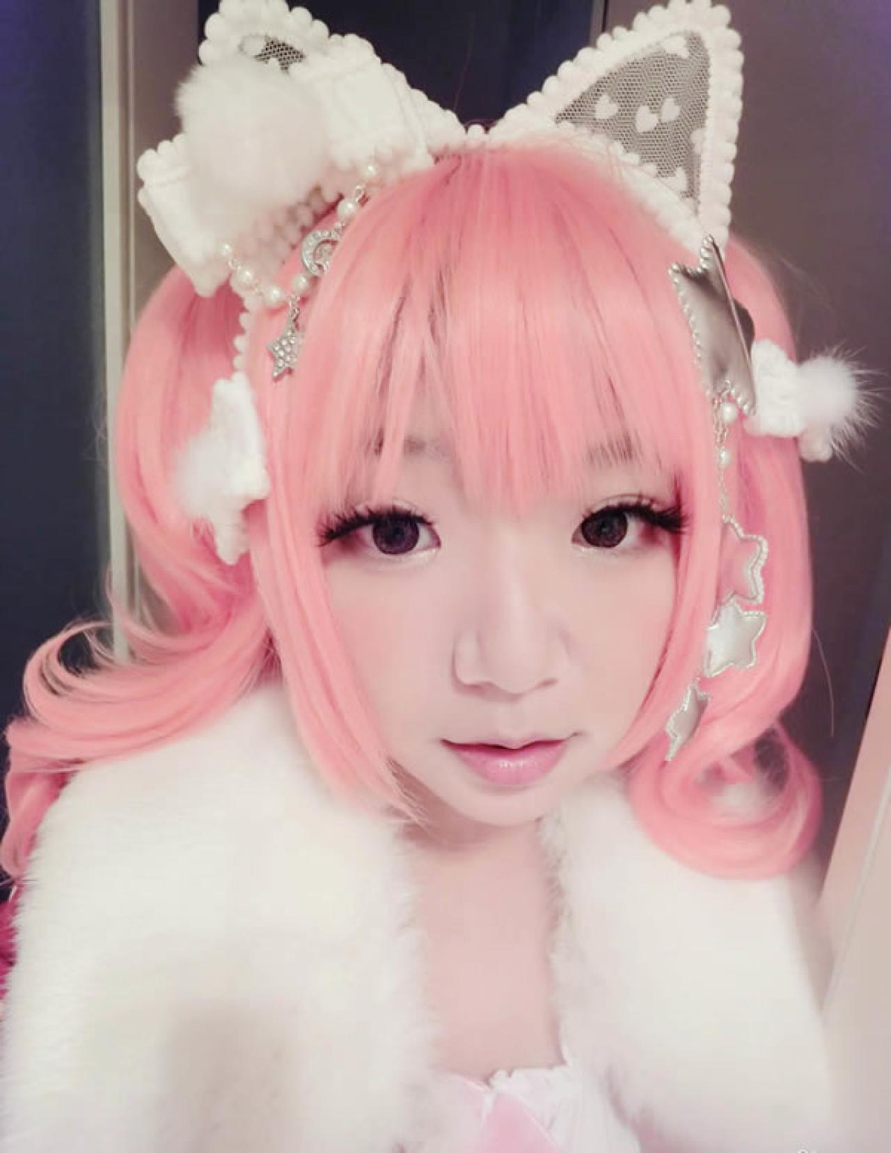 哀绿头戴兔耳公主发饰一身羽绒白衣的正面