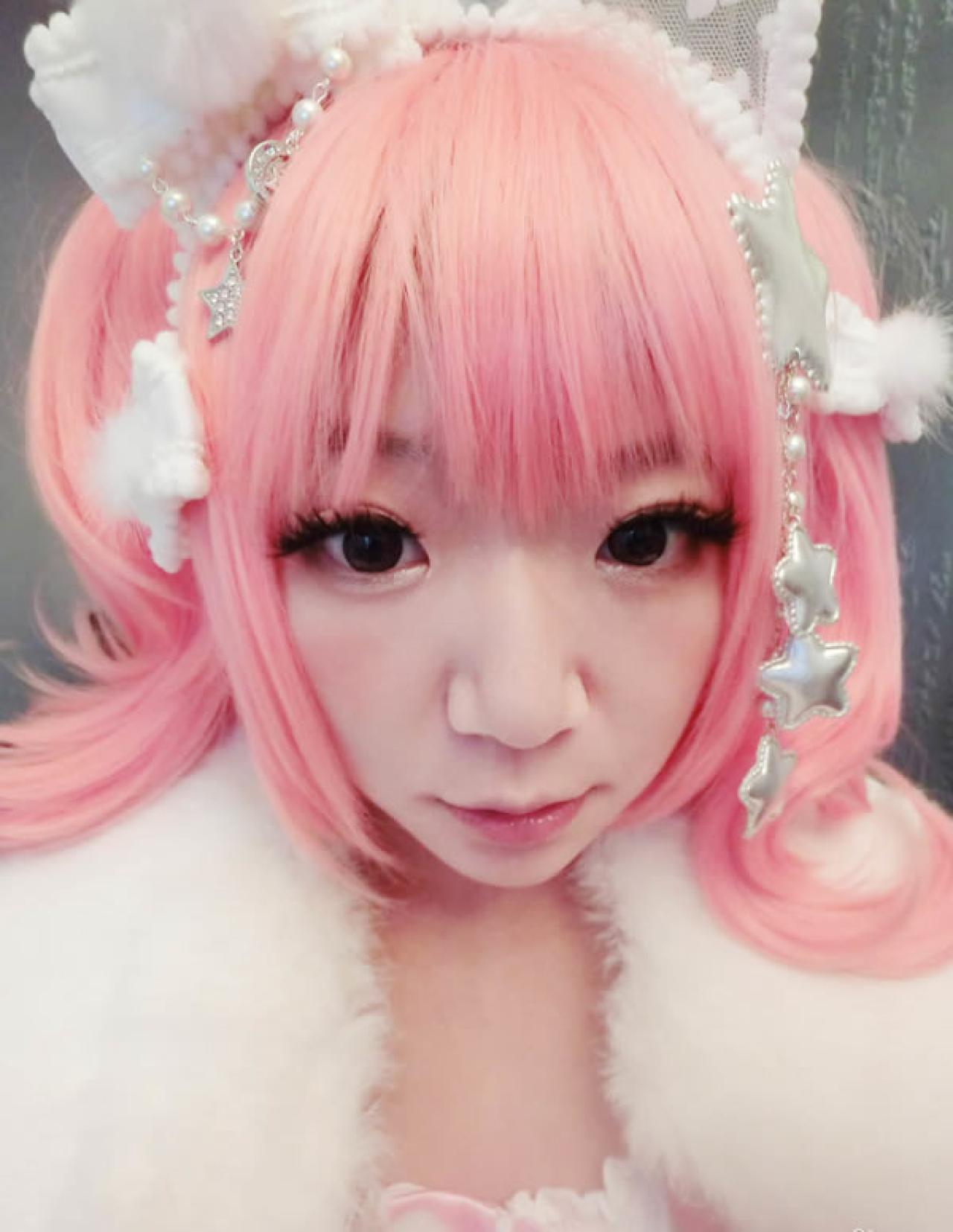 哀绿头戴兔耳公主发饰一身羽绒白衣的脸部特写