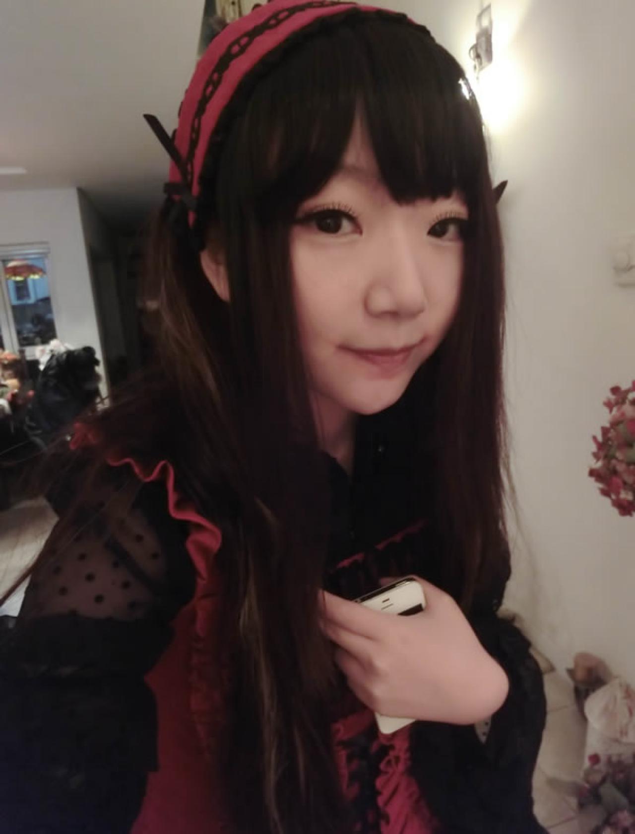 哀绿休假时真实长发，头戴红色发卡，一身黑衣去小肥羊见营地旅法师李博时的装束