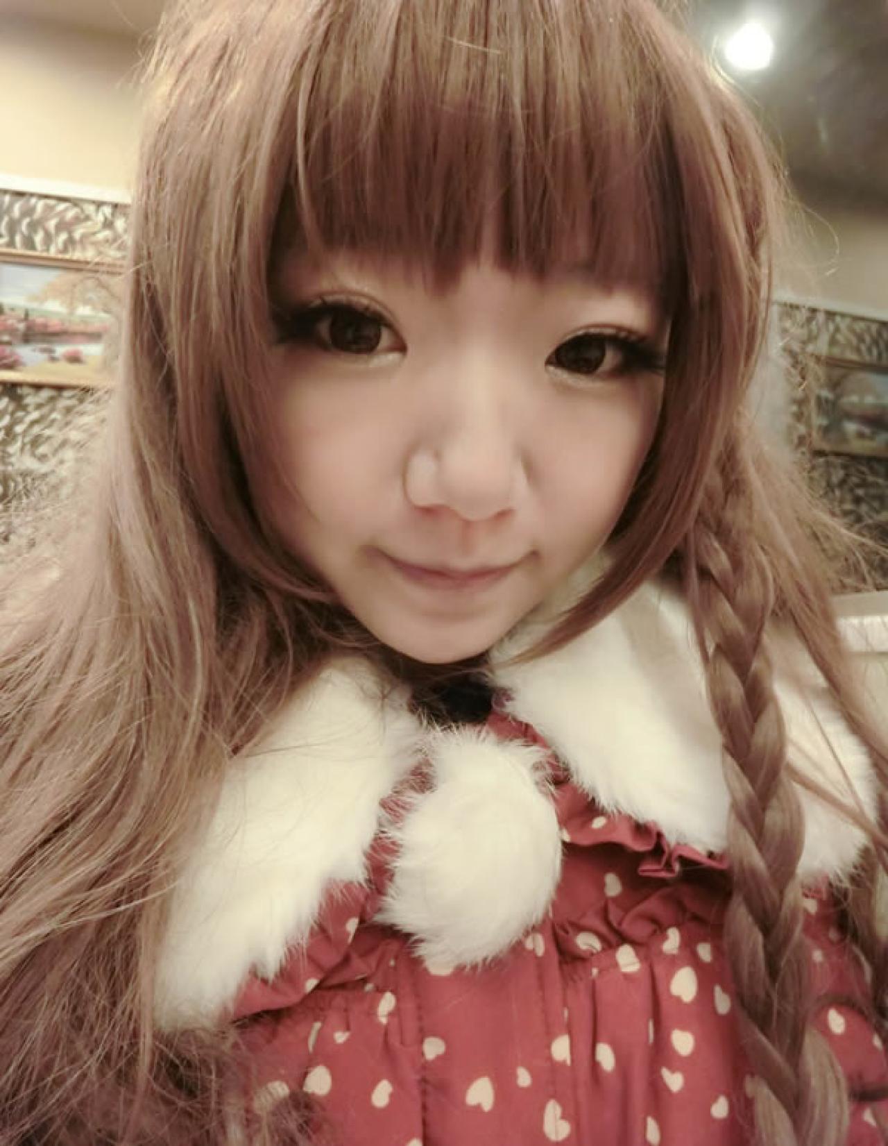 哀绿在13年12月24日平安夜晚在餐厅身穿红色桃心棉服的面部特写