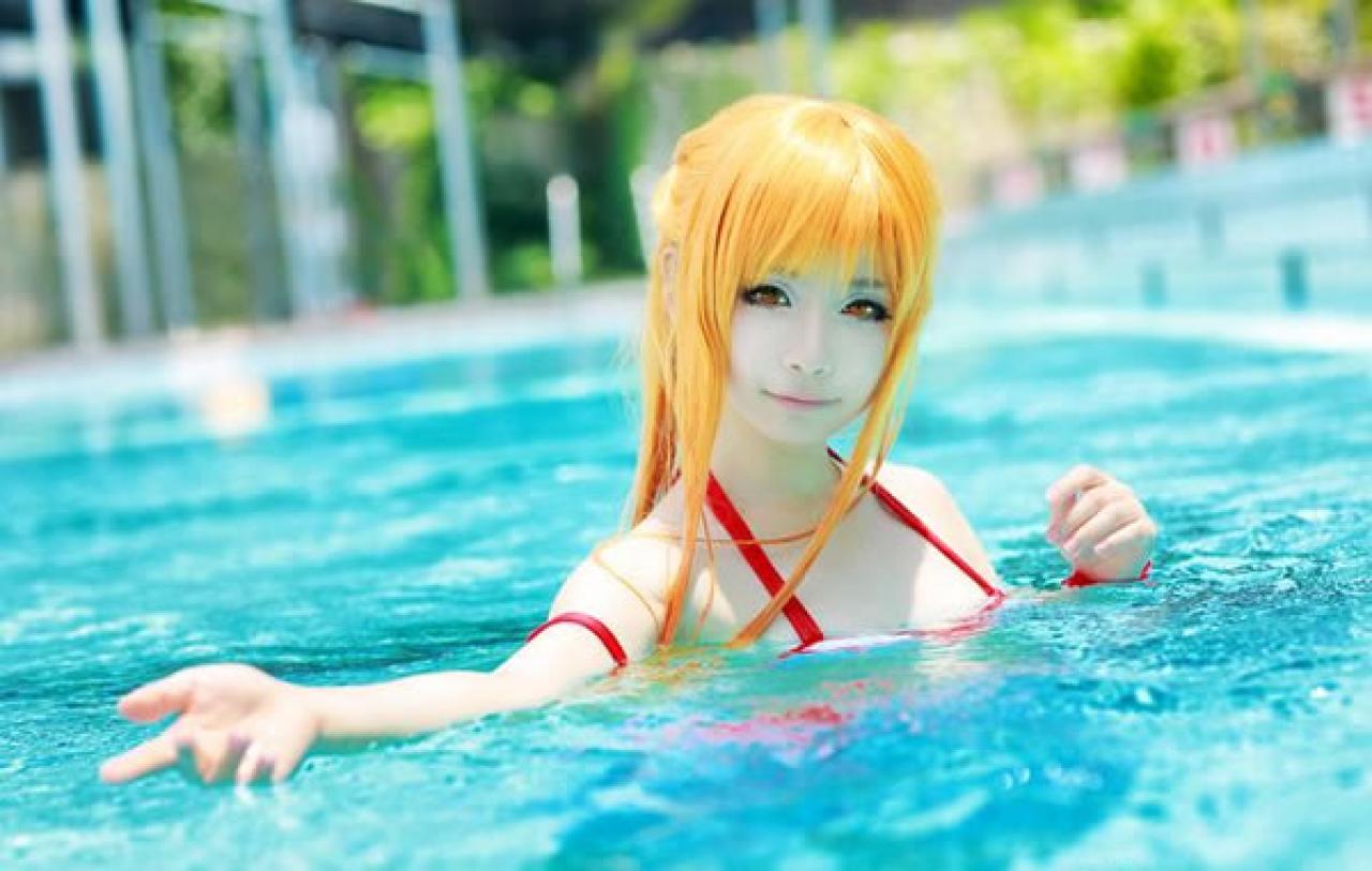 佐流身穿红白泳装扮演刀剑神域亚丝娜在游泳池中伸展右侧手臂