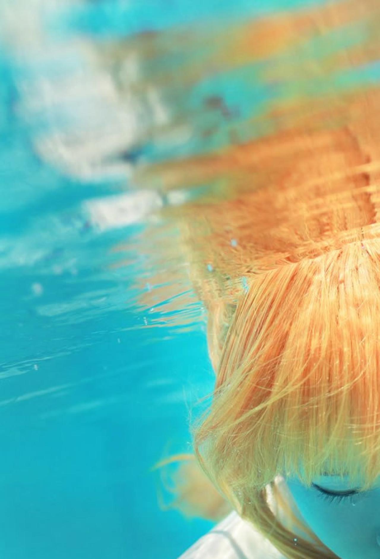 佐流身穿红白泳装扮演刀剑神域亚丝娜闭眼半边脸头发随水浮起