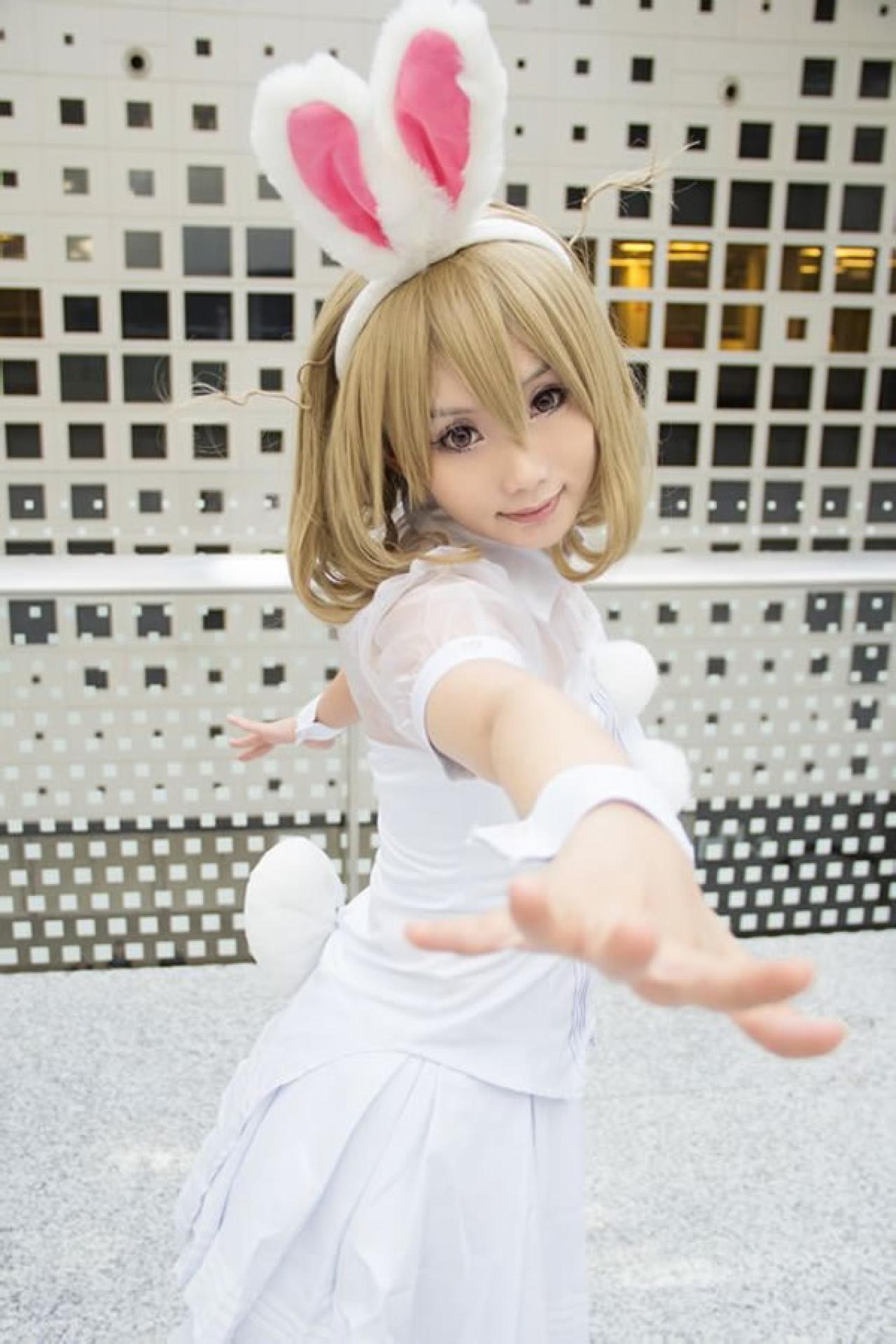 魔法少女小媛SH扮演锁锁美手臂展开一前一后，作旋转舞蹈状