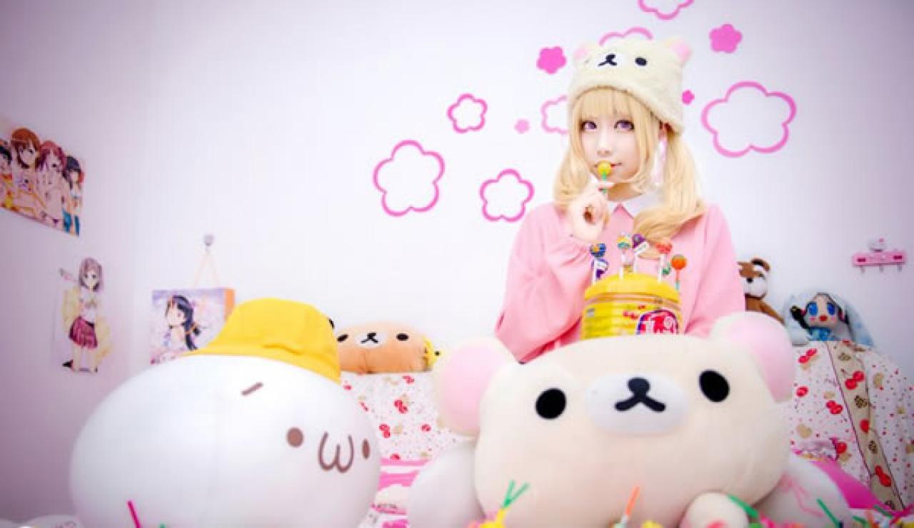 小甜幼稚园Cosplay穿着粉衣骑在小熊抱枕上吃着棒棒糖，把一盒真知棒放在小熊抱枕的头上