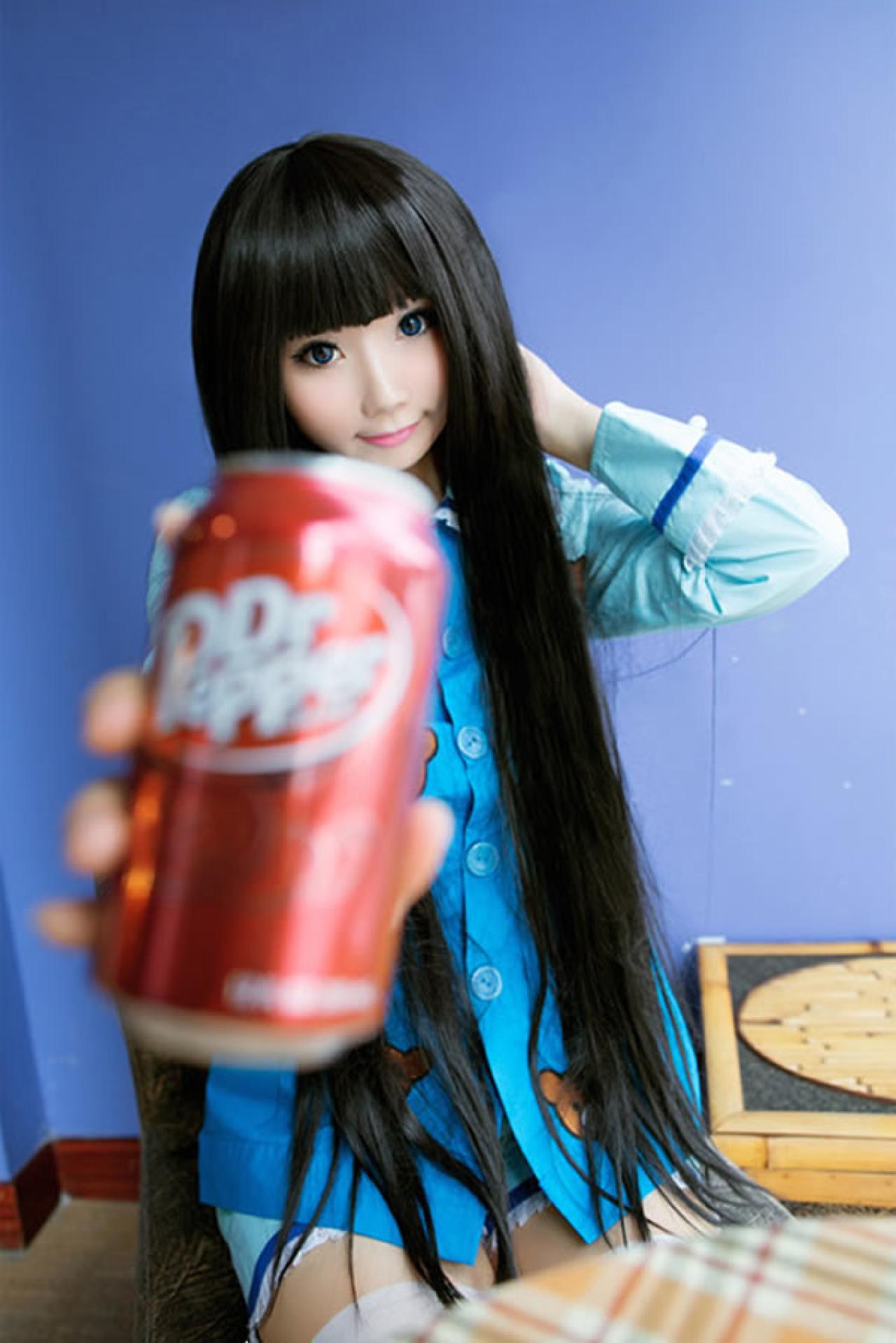 魔法少女小媛SH扮演神的记事本爱丽丝左手放在后脑勺，右手把Dr.Pepper饮料举到镜头前