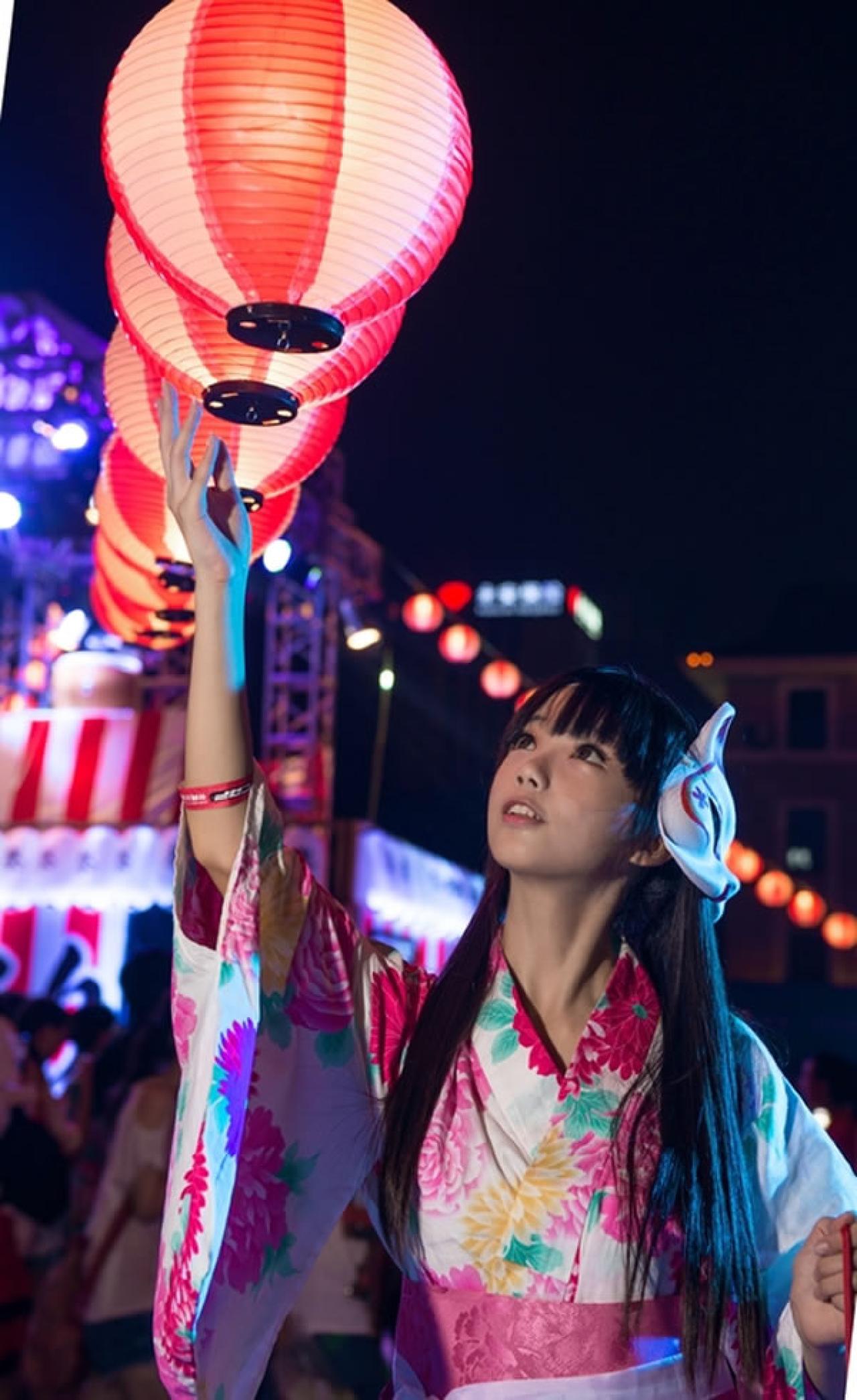 茶叶小果在卡弗动漫游戏展晚间夏日祭粉色和服浴衣街拍，左手拎着束口袋，右手想摸挂着的灯笼的样子