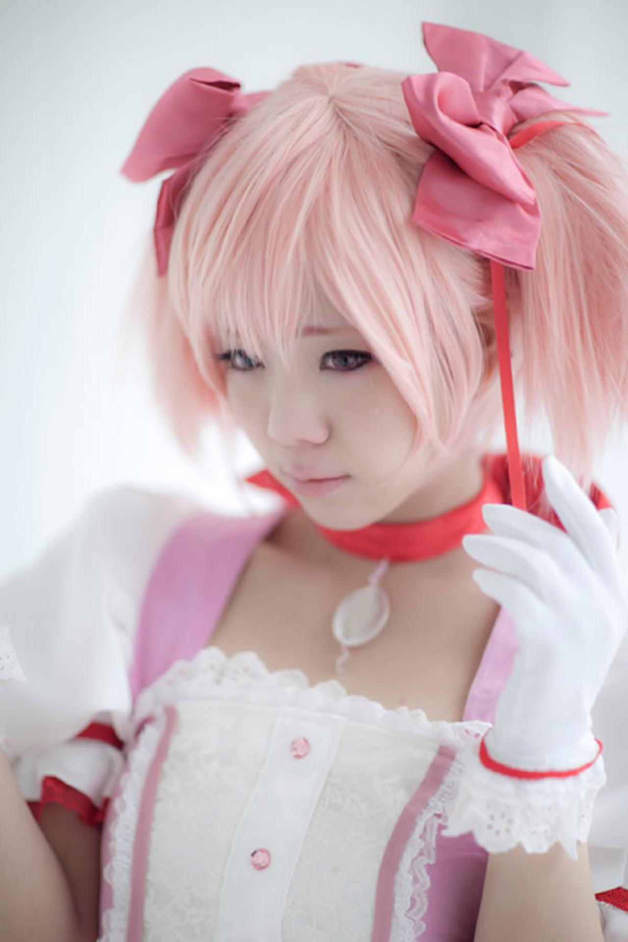 魔法少女鹿月圆香粉衣Cosplay，颔首微侧脸正面照