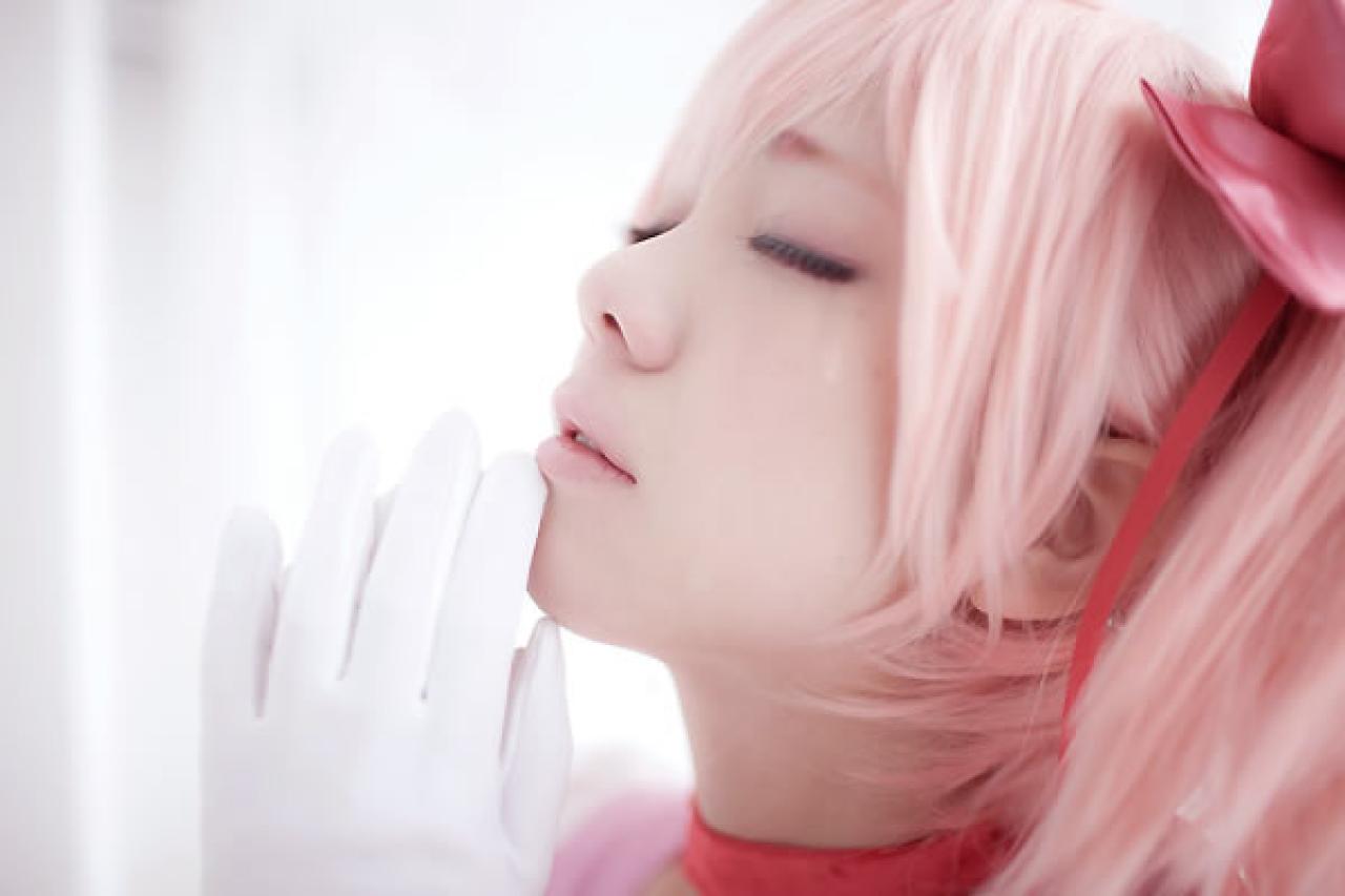 魔法少女鹿月圆香粉衣Cosplay，双手合十祈祷的样子特写