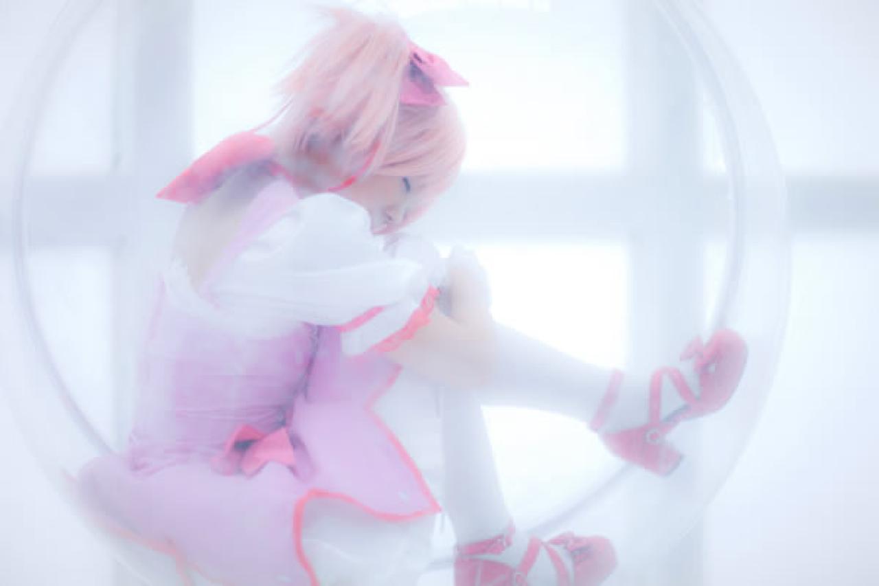 魔法少女鹿月圆香粉衣Cosplay，全身蜷缩在银色圆环里的梦幻形象