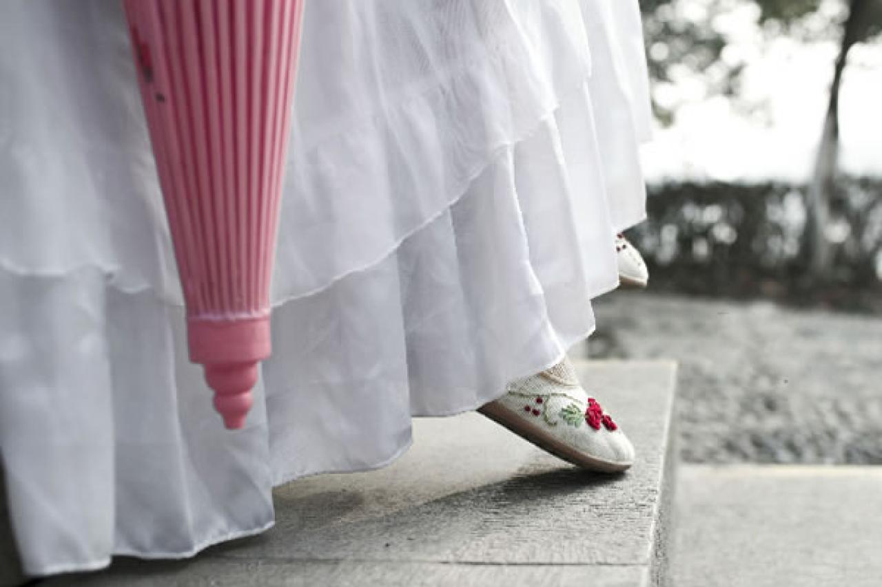 季_凋葬穿着粉衣扮演湾娘迈着碎布提着伞走下台阶的脚步特写