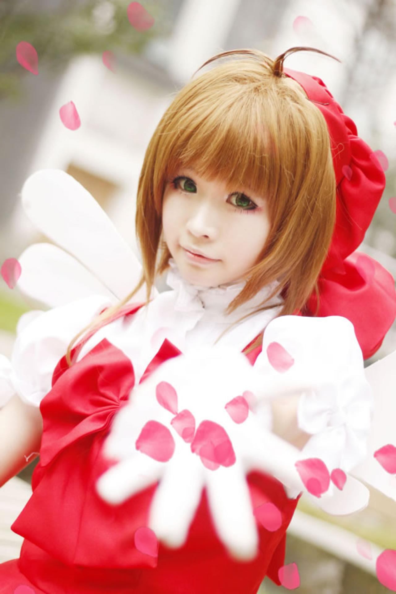 米兔扮演魔法少女佩戴翅膀，花瓣在手中飞扬