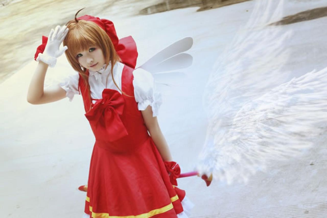 米兔扮演魔法少女将魔法杖放在身后，抬手敬礼致意