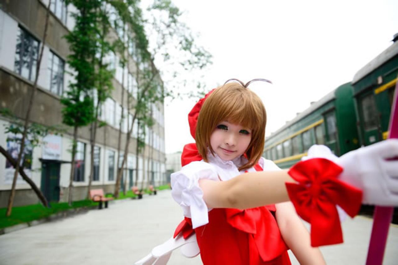 米兔扮演魔法少女在火车旁，双手扶起魔法杖