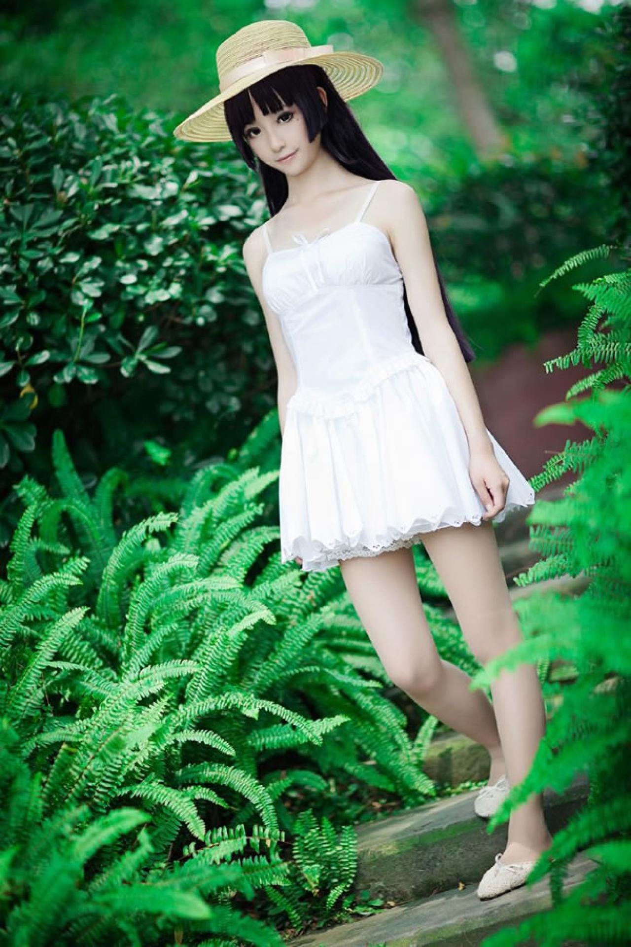 镜祭穿着白色连衣短裙扮演五更琉璃白猫，正在从台阶上走下来