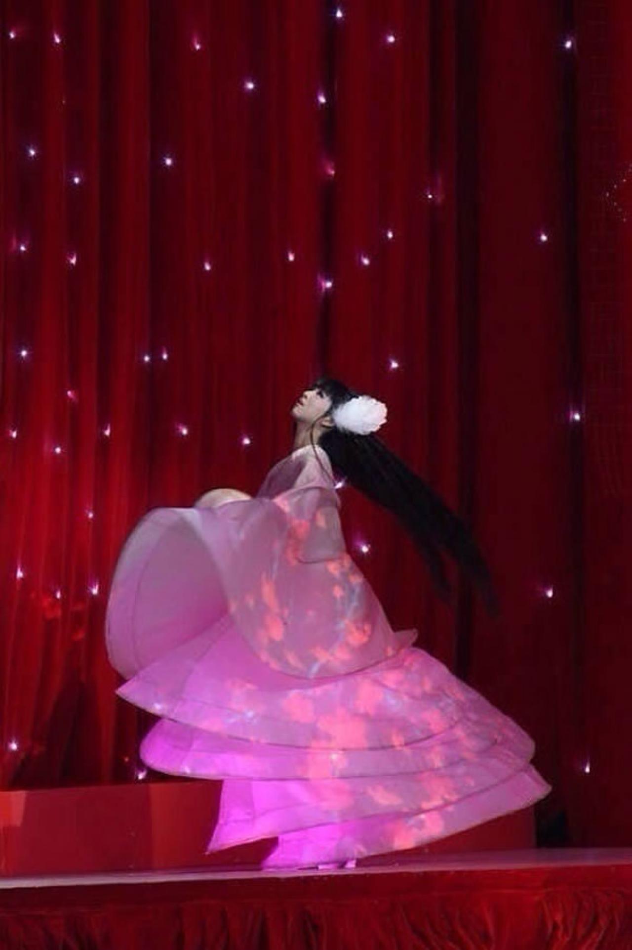 小彩蝶在灯光的映衬下旋转的样子