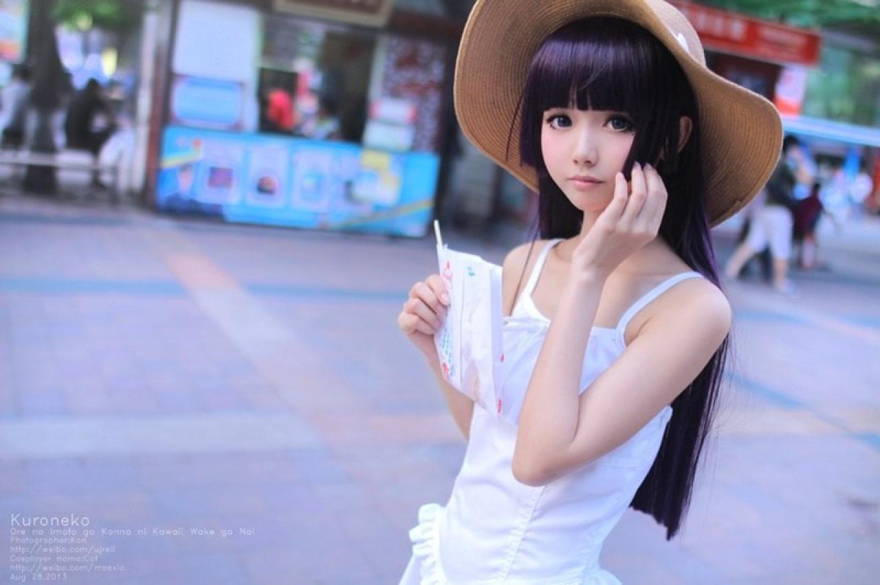 黑猫吃小吃侧面