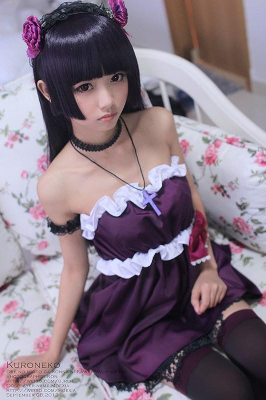 黑猫坐在沙发上