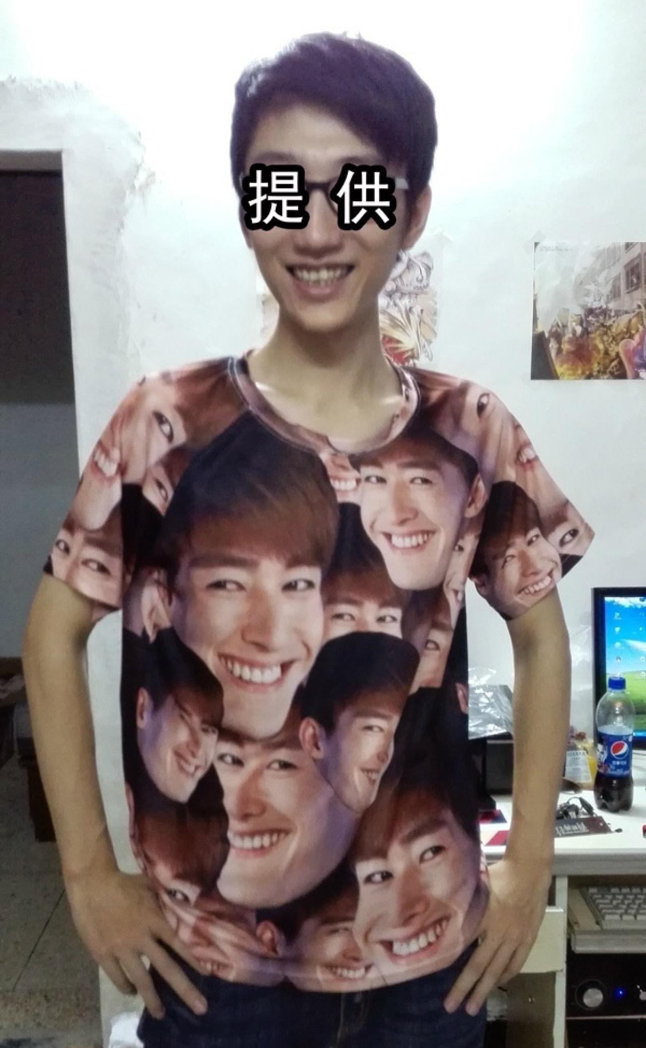 Sailor十二穿着人脸衬衫的自拍照