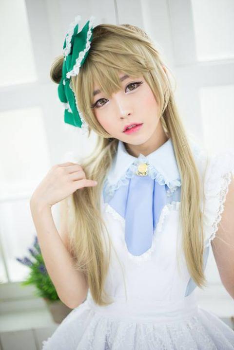 兔娘扮演南小鸟：一首搭肩，侧倾头