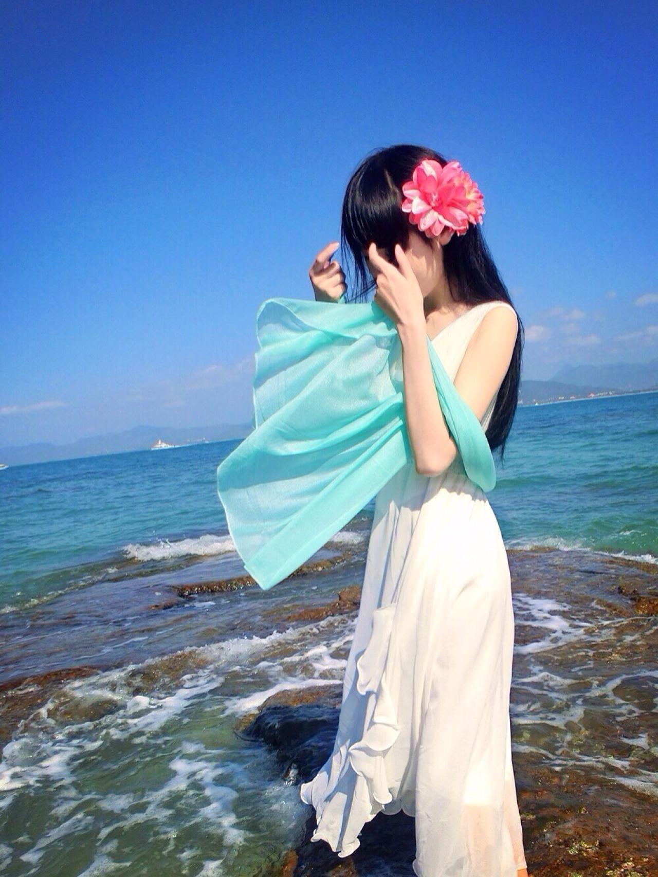 小柔SeeU在海边侧面照01