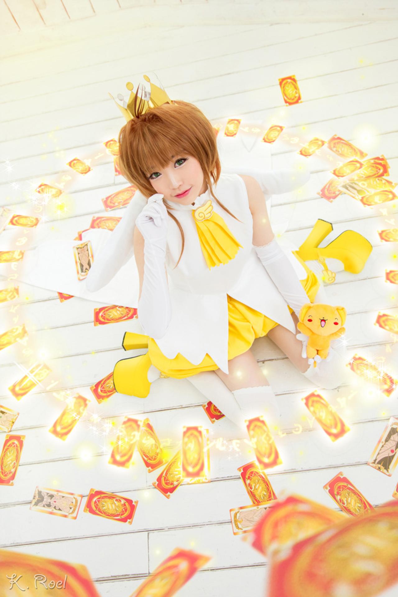 兔娘扮演木之本樱跪坐在地上，发动卡牌技