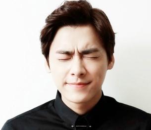 闭上眼睛，陶醉状