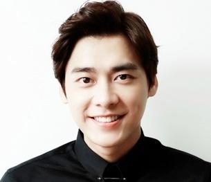 咧嘴微笑的样子